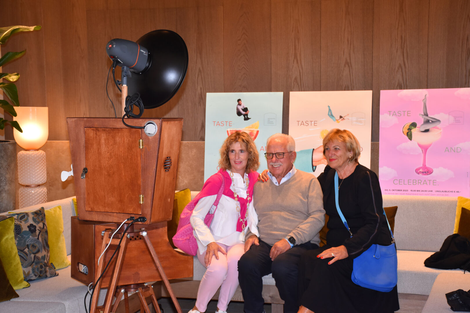 Alexandra Högerl (TrendPack Altach) mit Gebhard und Agnes Weishaupt (Nachbarn))