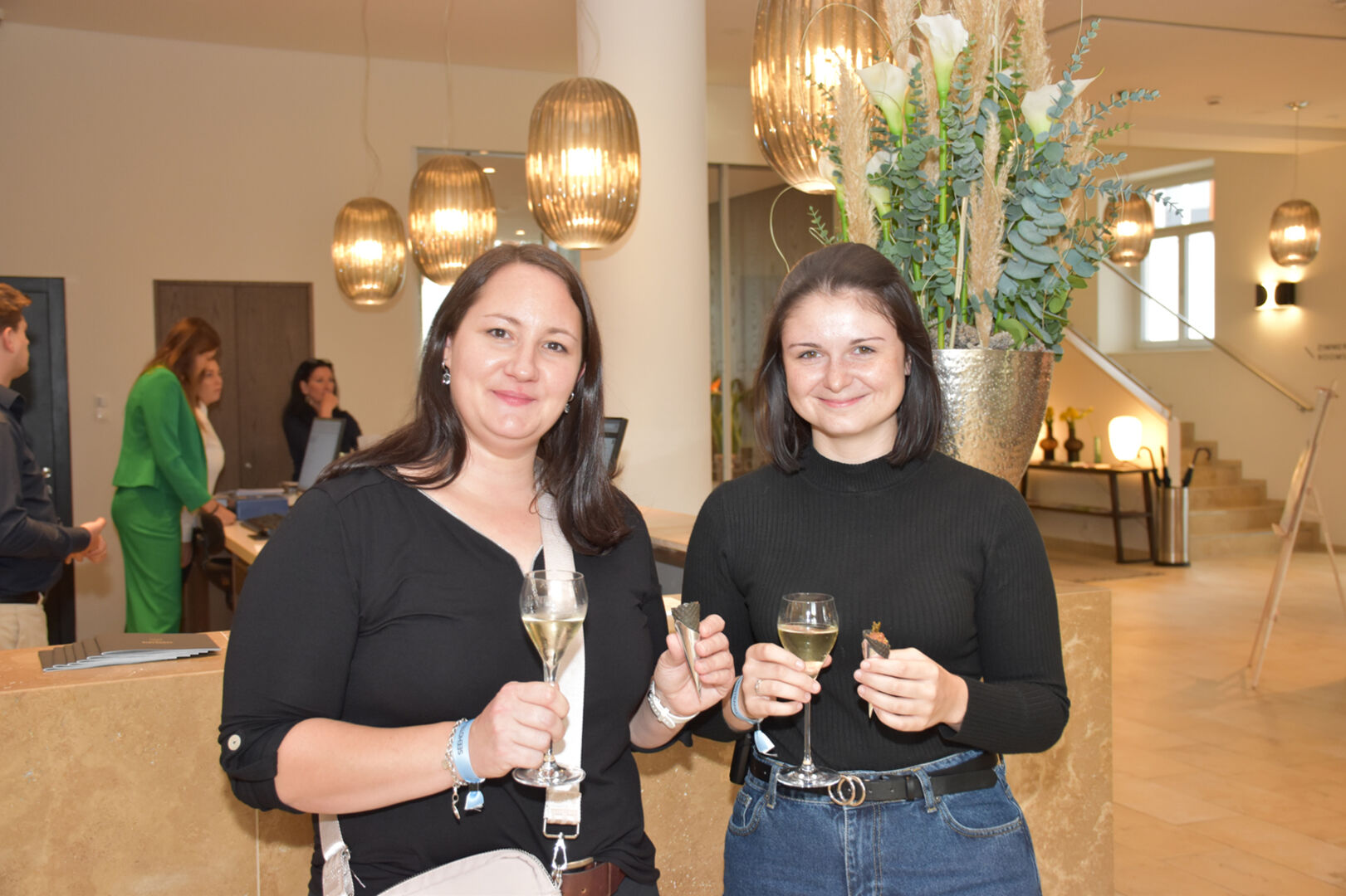 Antenne: Nicole Hopfner (Hörerservice) und Chiara Sadjak (Volontariat)