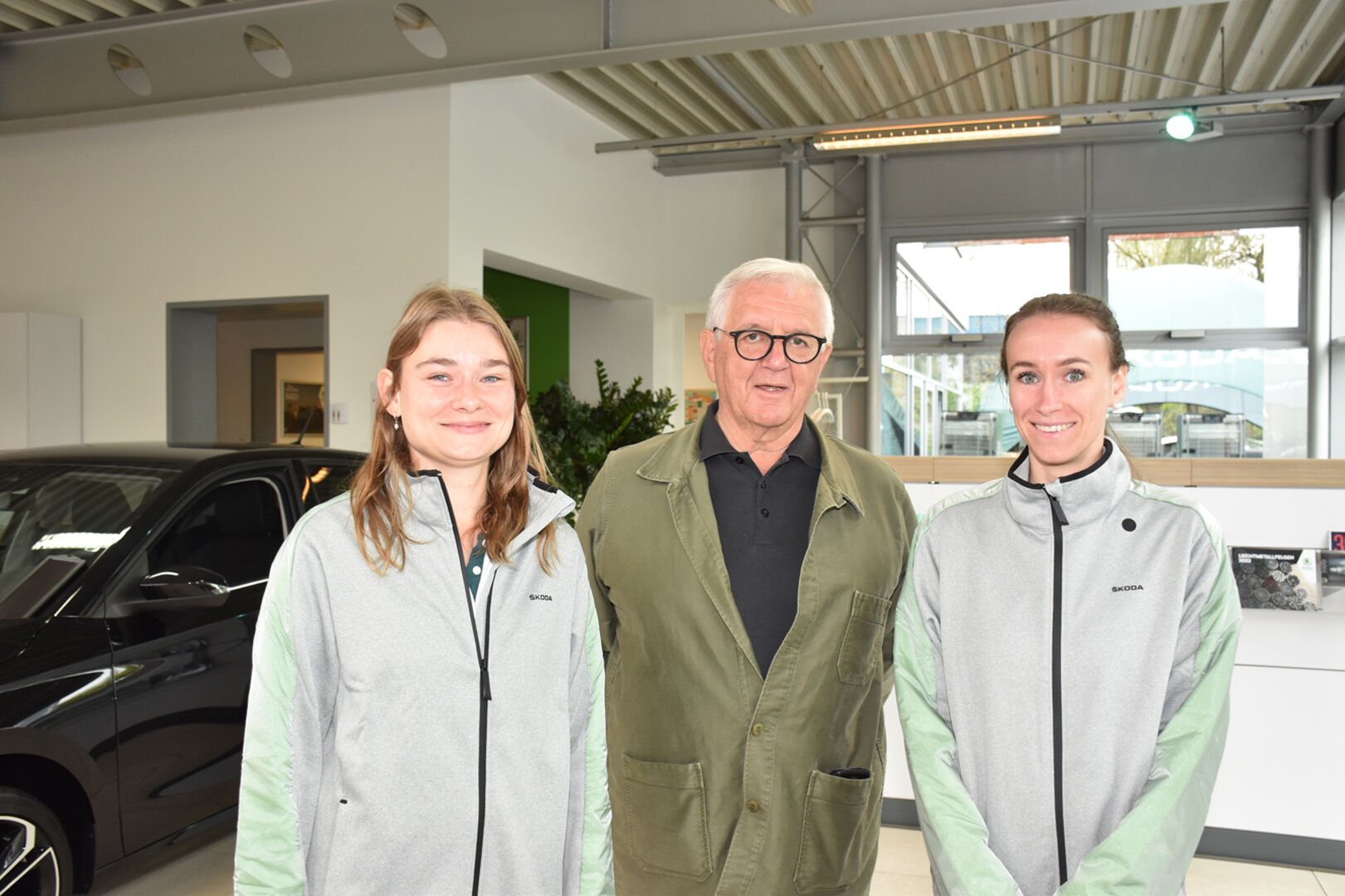 Netz für Kinder Franz Abrederis mit Skoda-Promotiondamen Lena (li.) und Lara