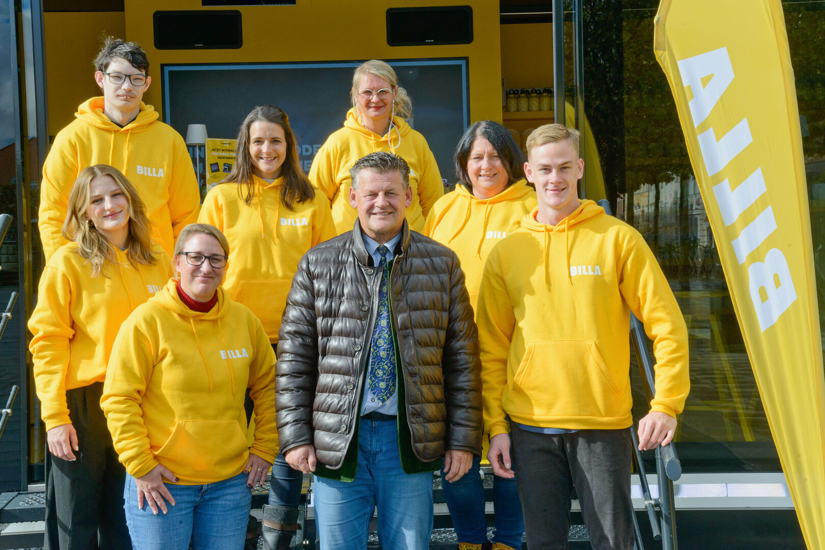 BILLA-Lehrlinge in gelben Pullovern und Christian Scheider