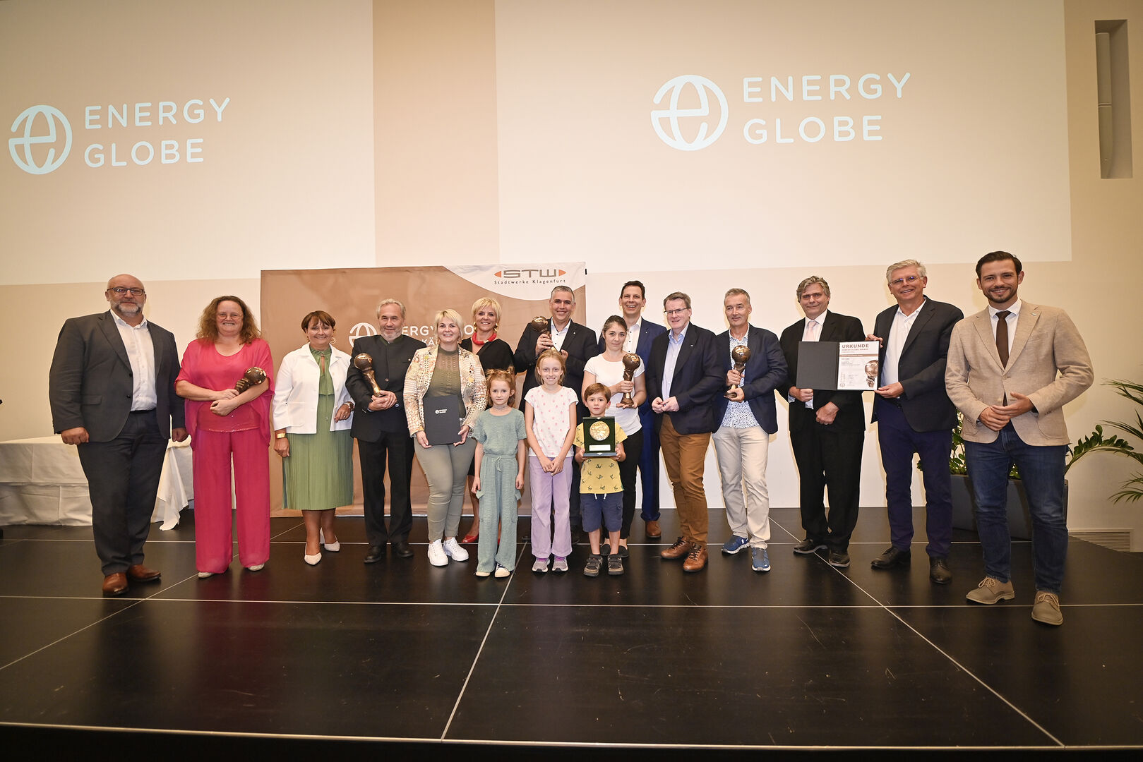 Erwin Smole, Sebastian Schuschnig, Alois Dolinar und die Gewinner des Energy Globe Award Kärnten 2023