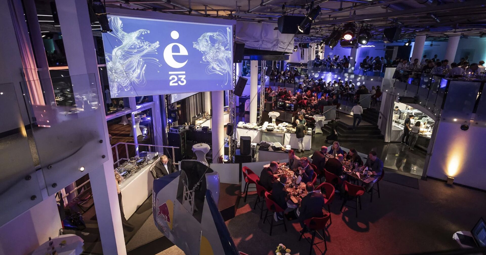 Sicht von oben in den verdunkelten Saal