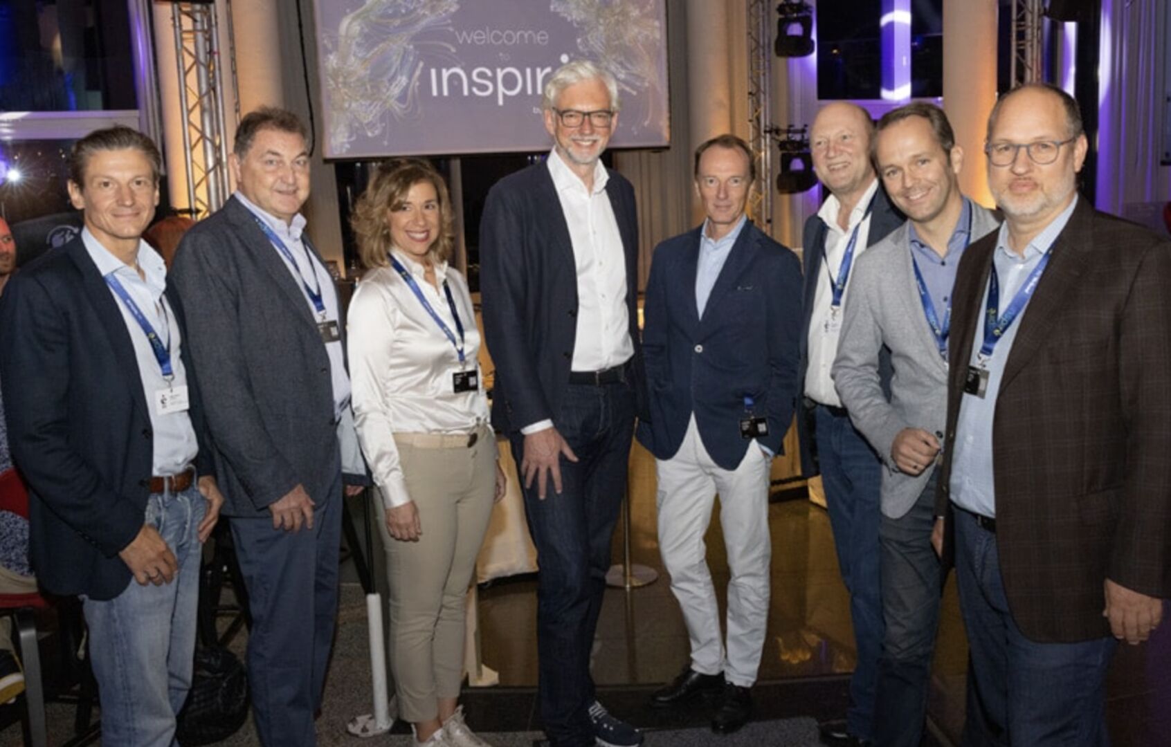 Gruppenfoto nebeneinander aufgestellt und in die Kamera blickend