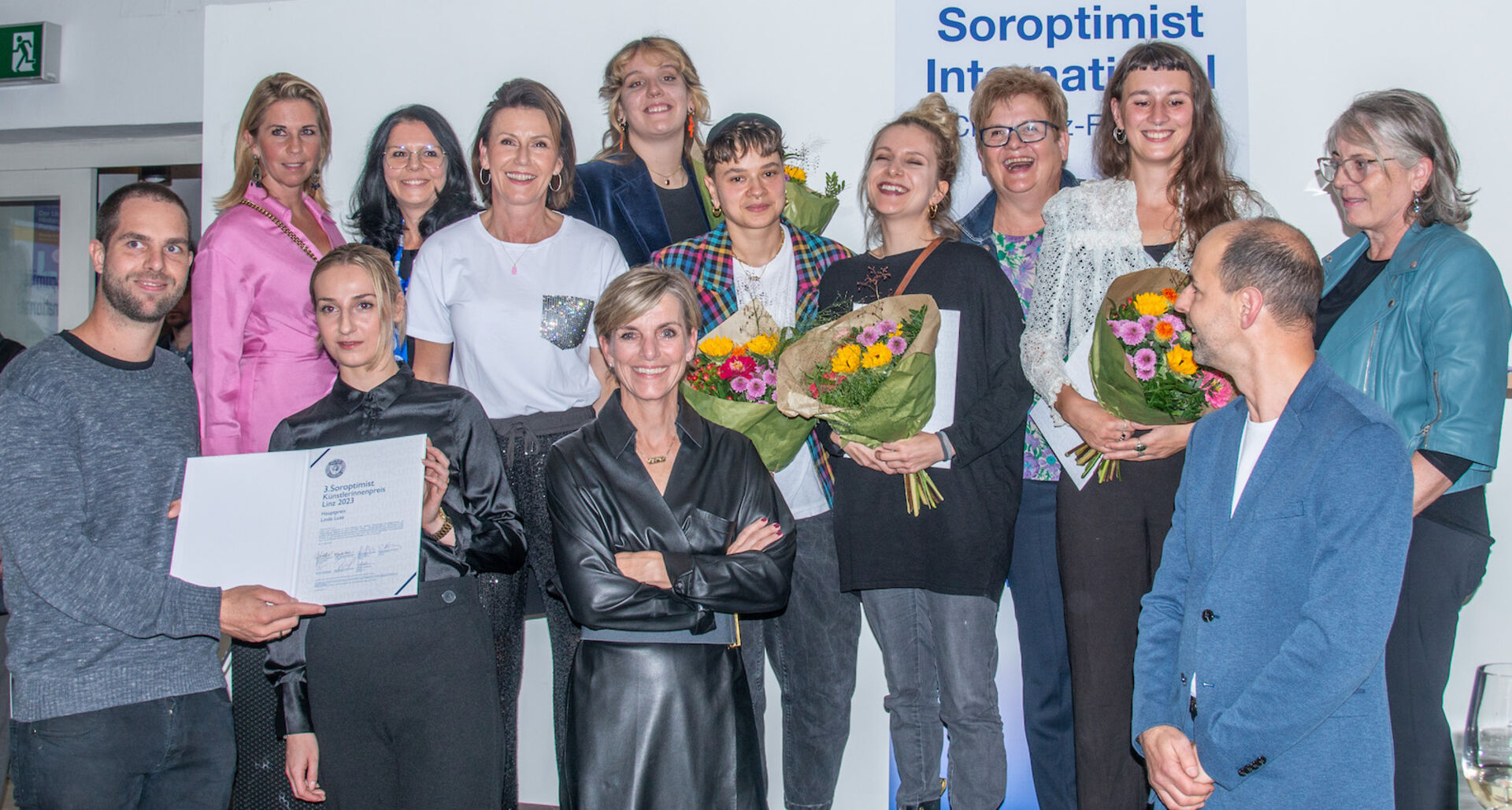 Die Gewinnerinnen des Künstlerinnen-Preises im Kreise der Linzer Soroptimistinnen.
