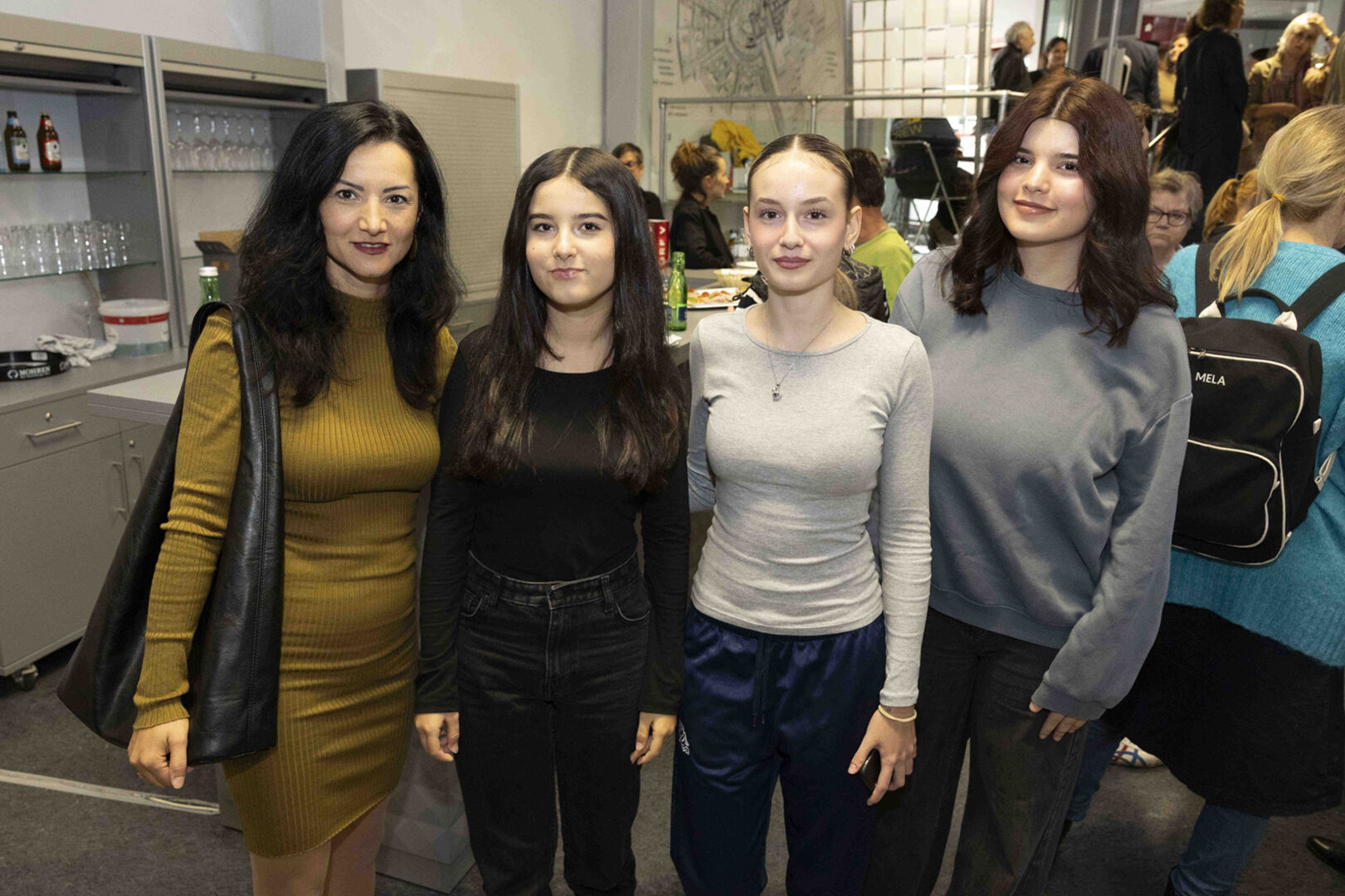 Leyla und Lia Cesur, Emine Stemer und Akasya Cesur genossen den Eröffnungsabend