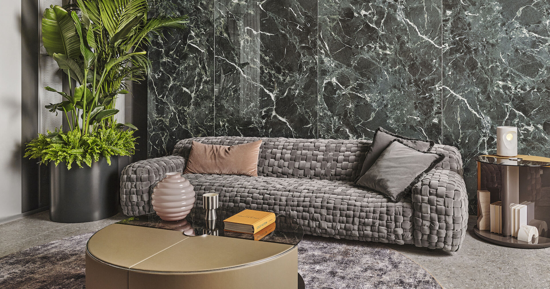 Wohnzimmer mit Sofa, Beistelltisch und Pflanze