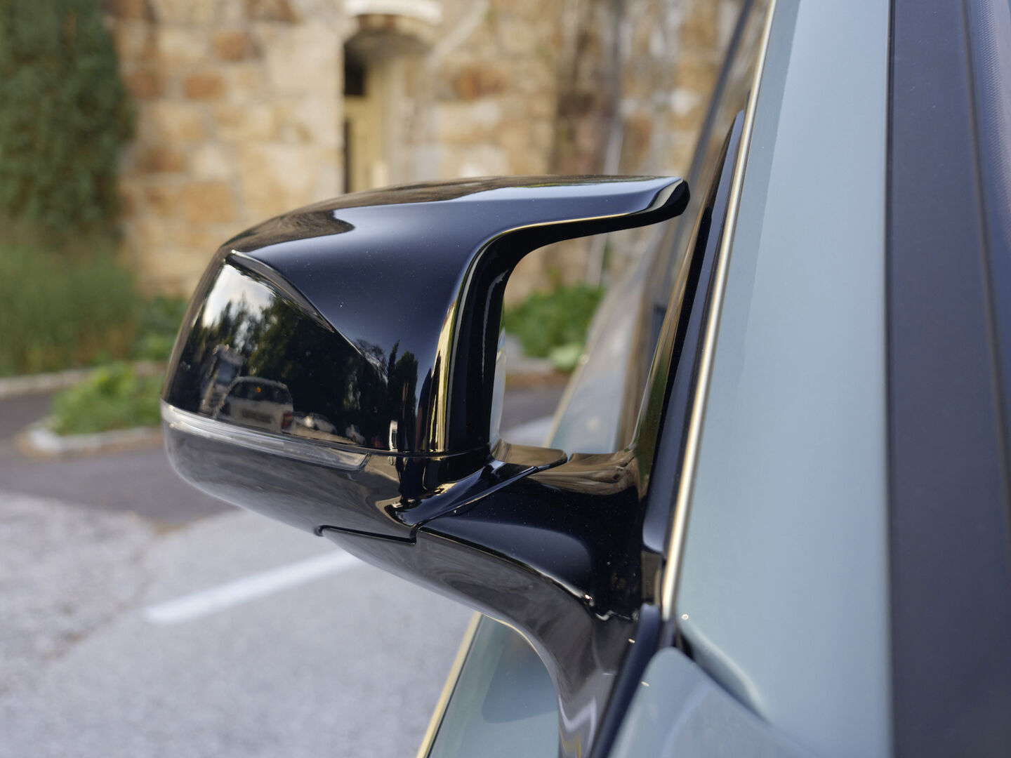 Frontansicht des Seitenspiegels des BMW XM