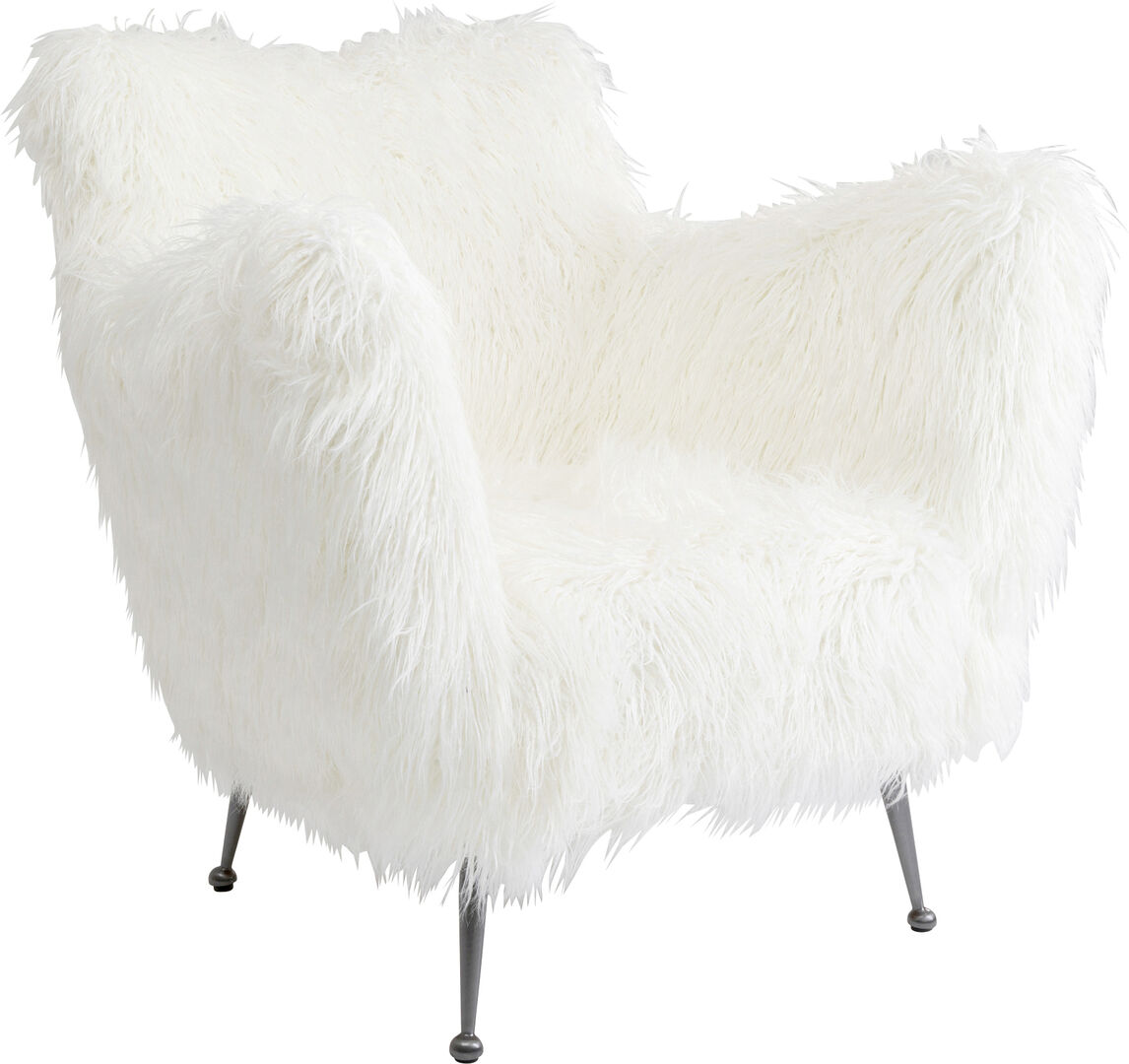 Sessel mit weißem Fell überzogen