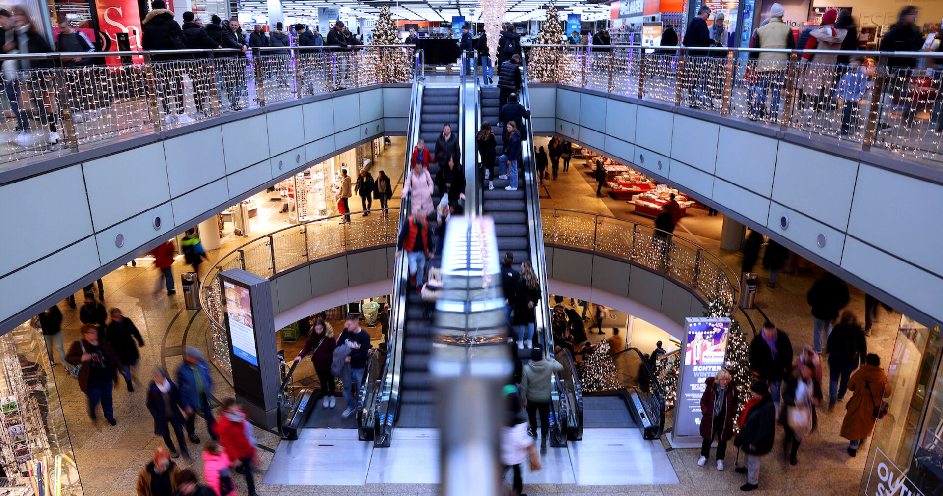 Blick in ein Einkaufszentrum vom 1. Stock ins Erdgeschoss