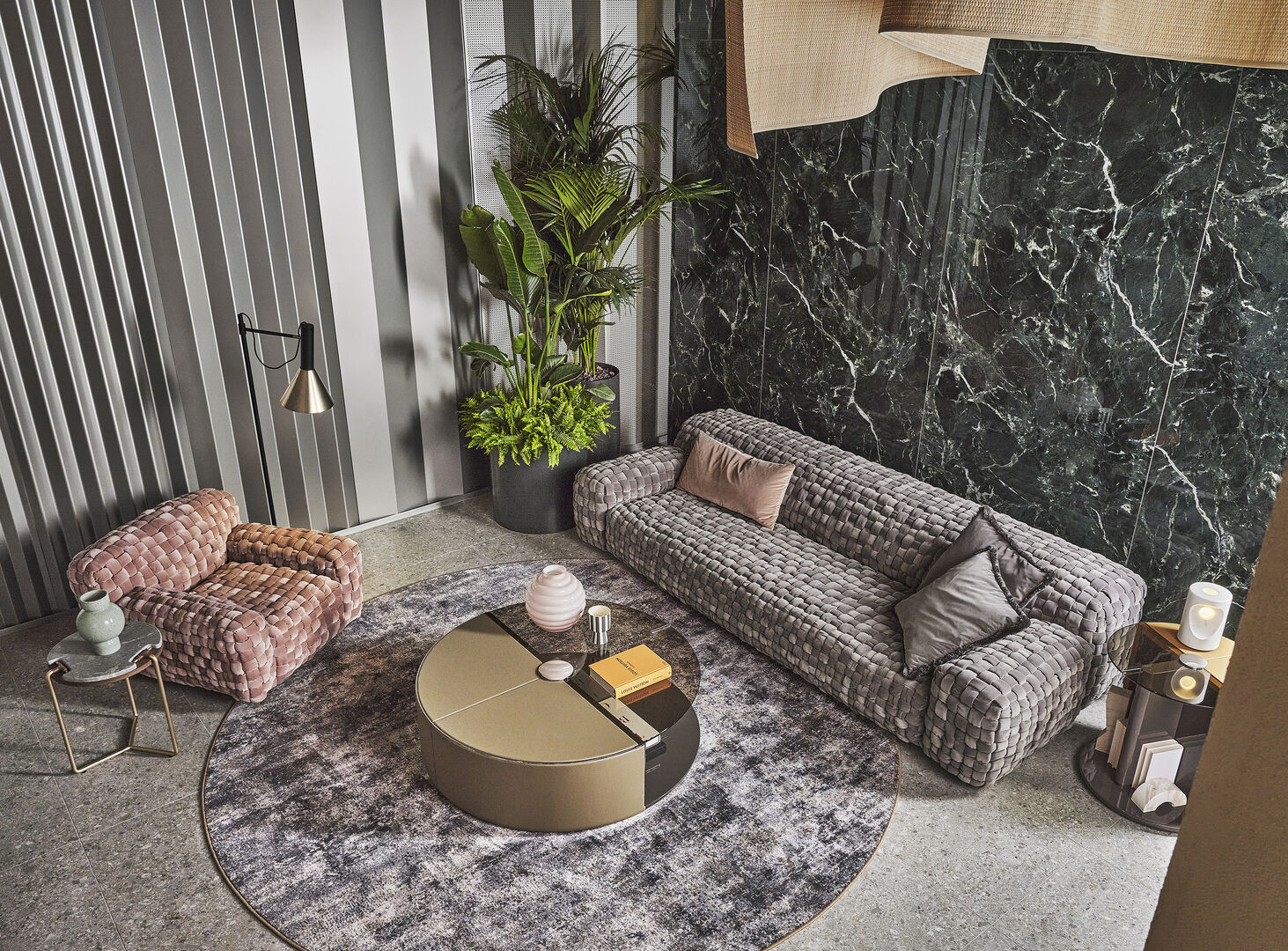 Graue Couch und Altrosa Sessel in einem Wohnzimmer