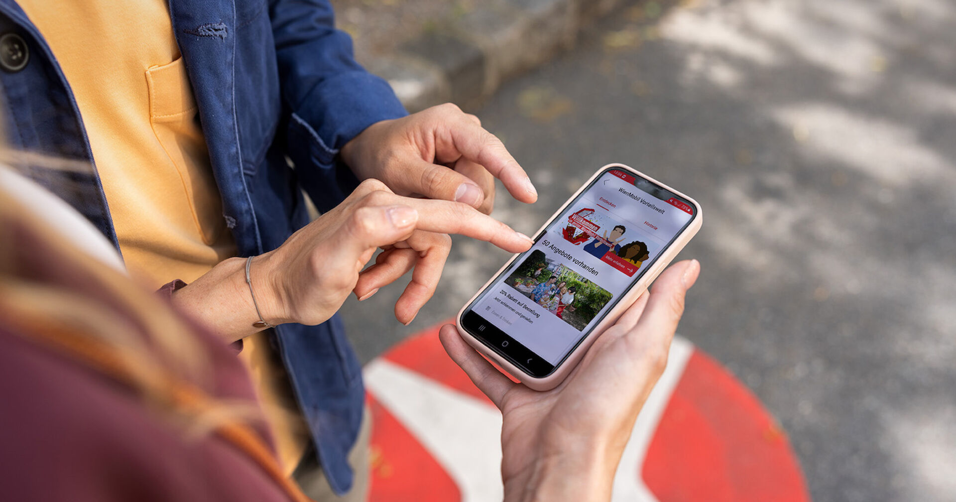 Zwei User surfen auf der WienMobil-App  | Credit: Severin Wurnig