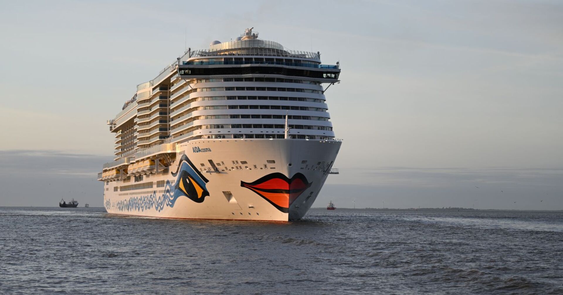 Aida-Kreuzfahrtschiff auf hoher See.