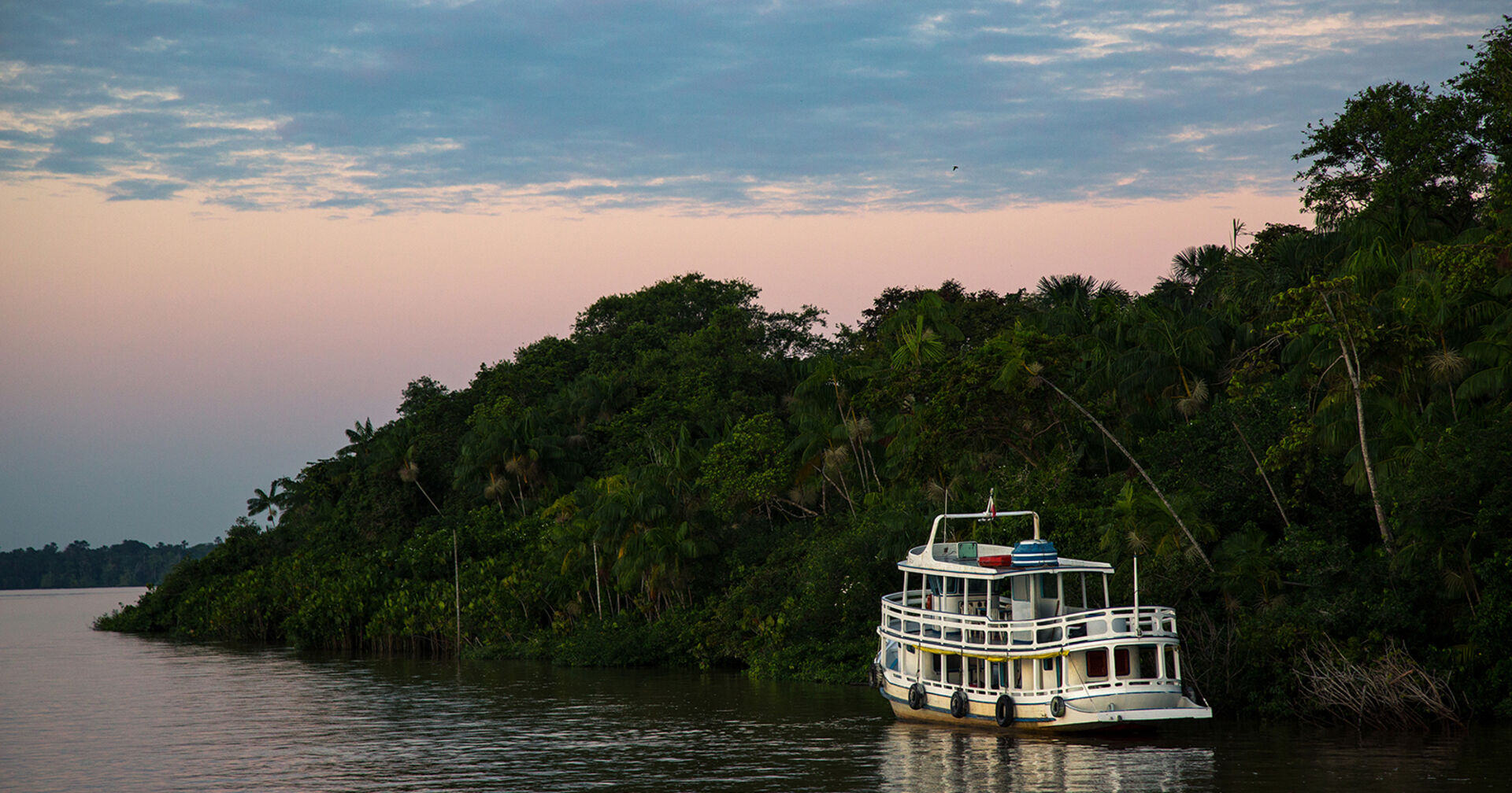 Bootsfahrt durch den Amazonas | Credit: iStock.com/Roman_Rahm