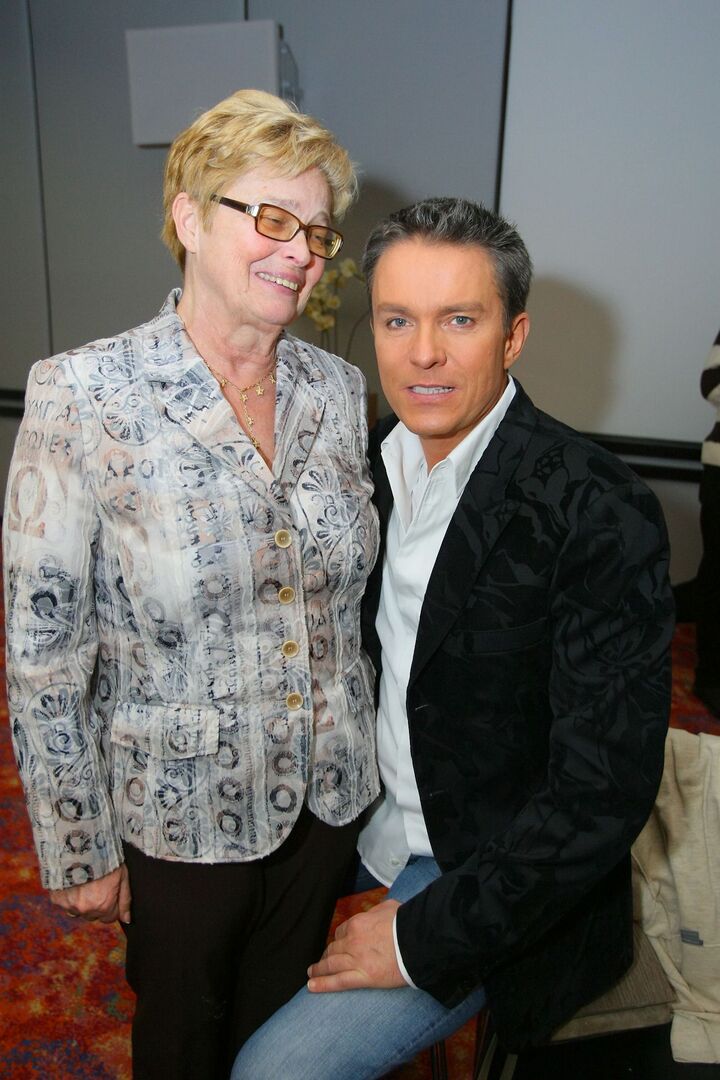 Alfons Haider mit seiner Mutter Anni. Sie steht und er kniet.