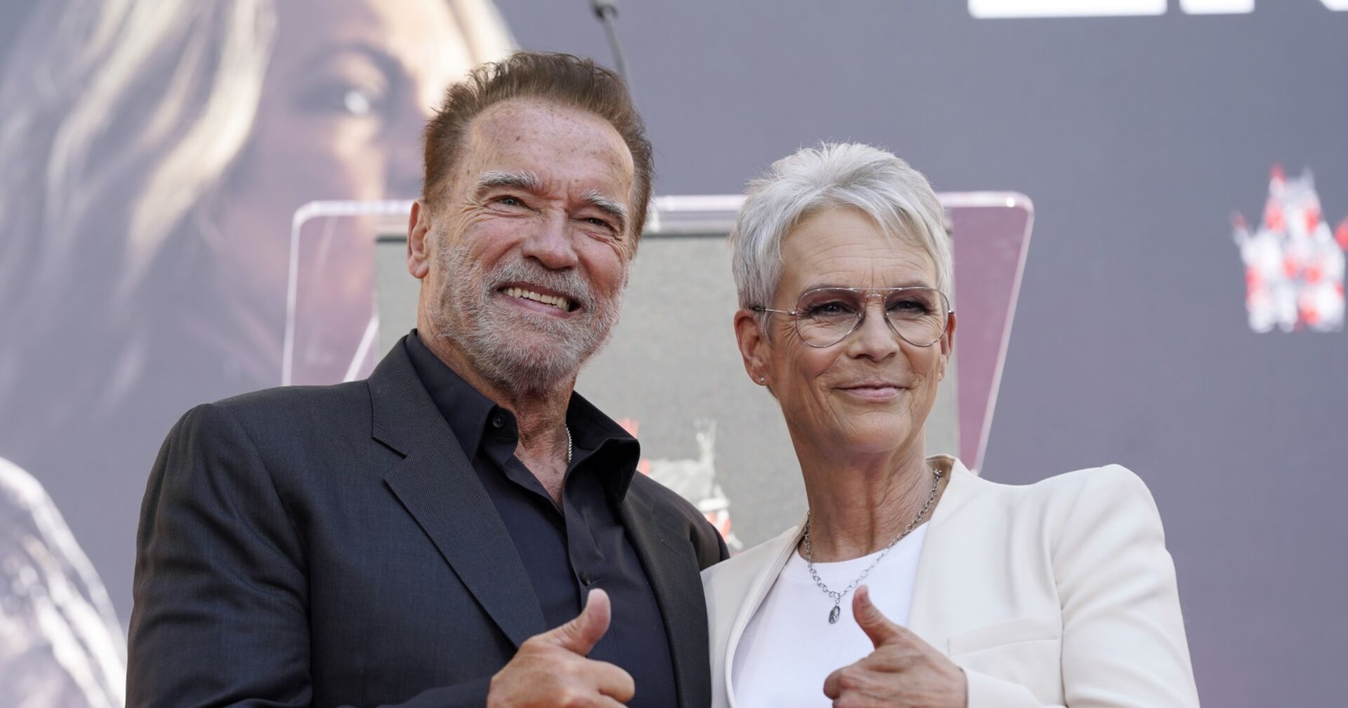 Jamie Lee Curtis und Arnold Schwarzenegger machen &quot;Daumen hoch&quot;