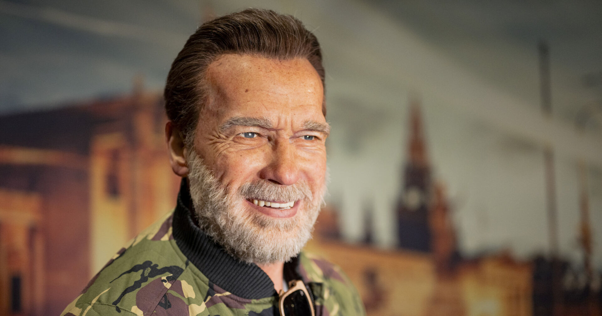 Die Wachsfigur von Arnold Schwarzenegger mit einem weißen Vollbart und braunen kurzen Haaren.