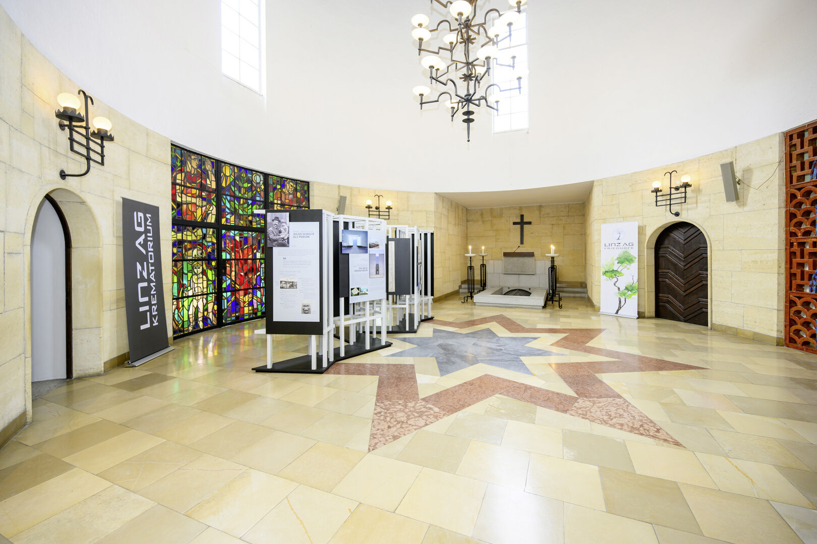 Ausstellung „Feuerbestattung“ im Urnenhain.