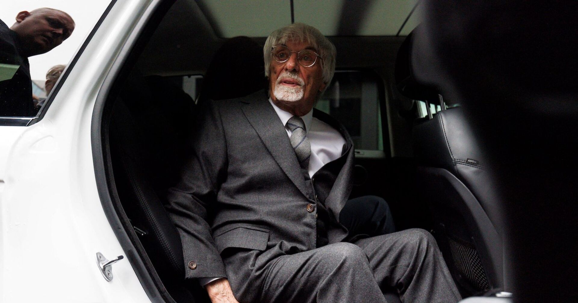 Bernie Ecclestone steigt aus seinem Wagen.