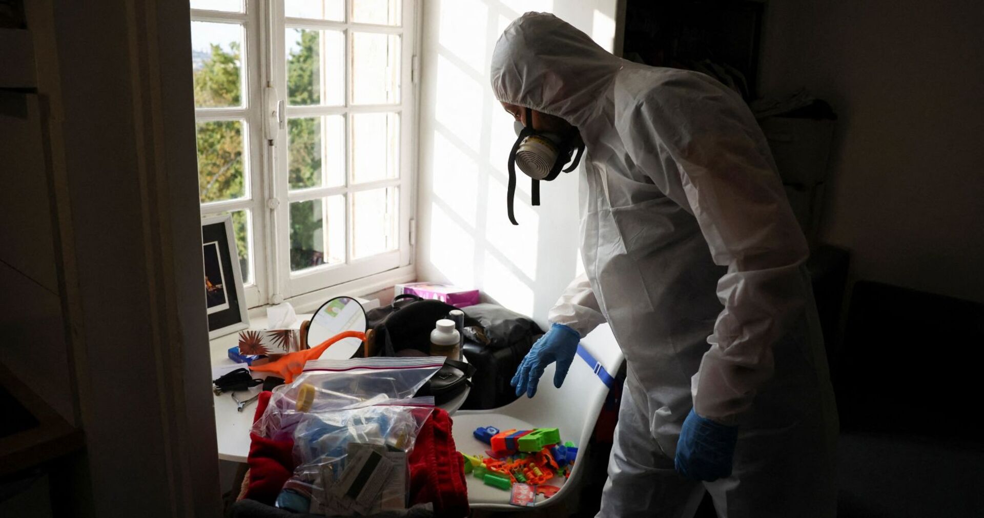 Ein Kammerjäger auf der Jagd nach Schädlingen.