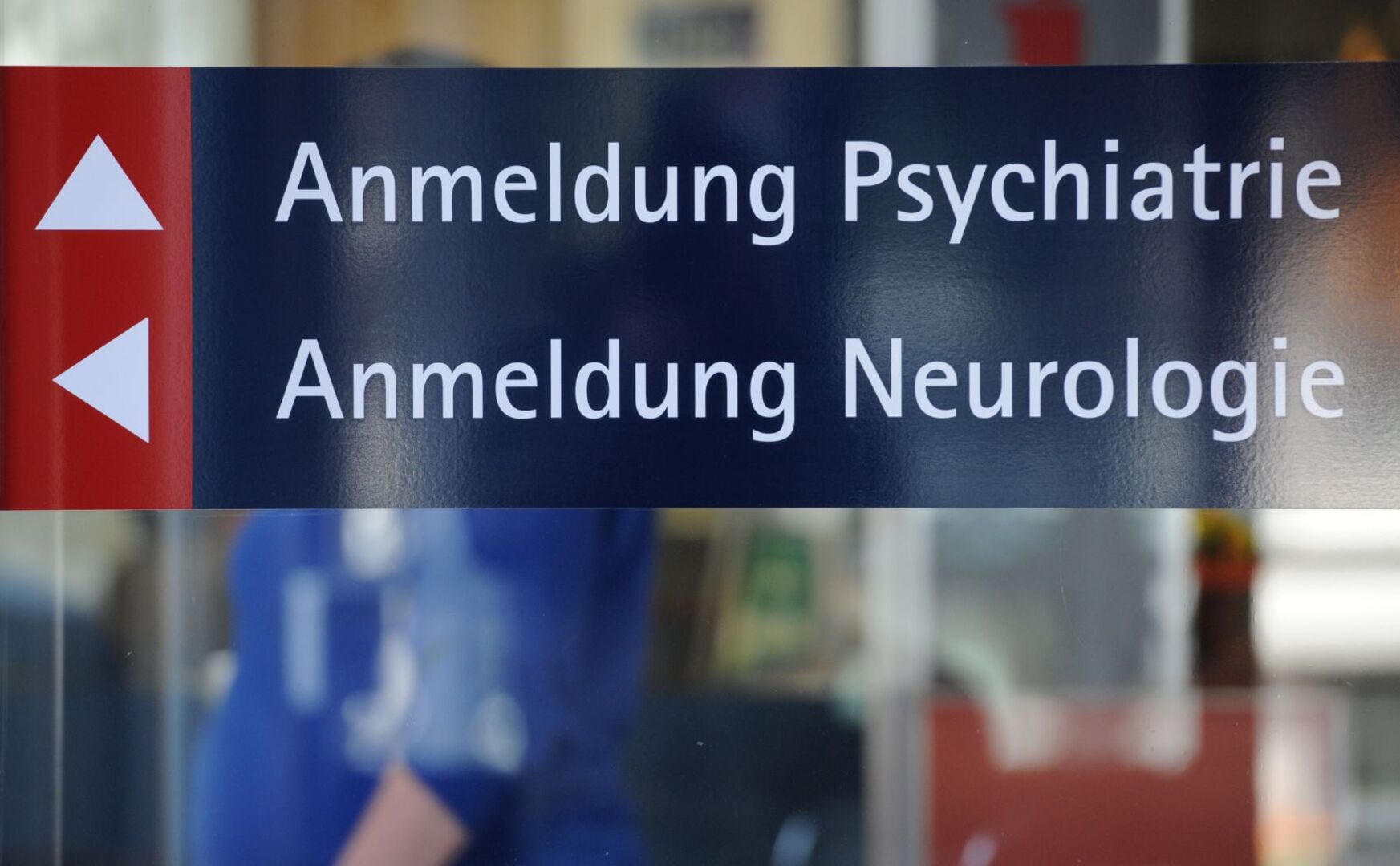 Tafel mit Hinweis zur &quot;Anmeldung Psychiatrie&quot;.