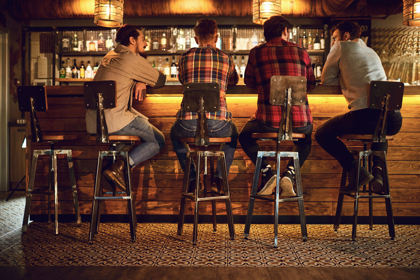 Freunde in einer Bikerbar | Credit: iStock.com/Lacheev