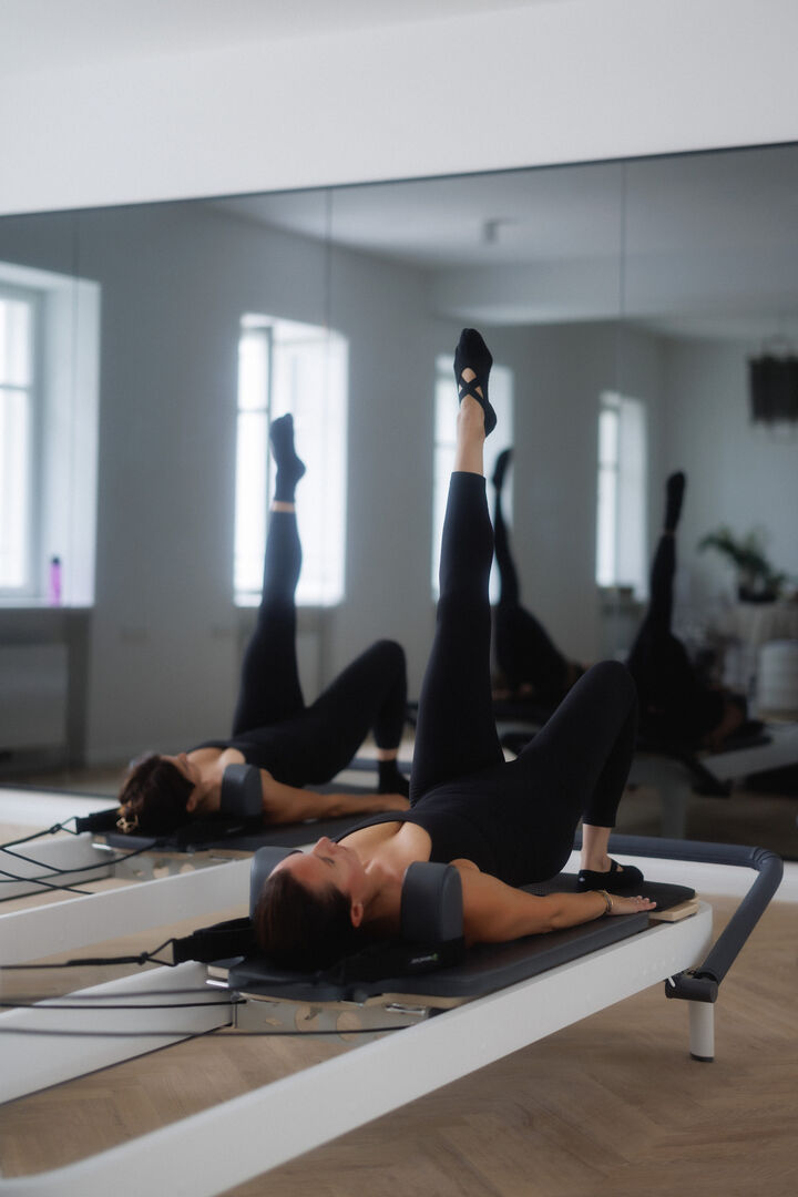 Bondi Studios: Frau trainiert am Reformer