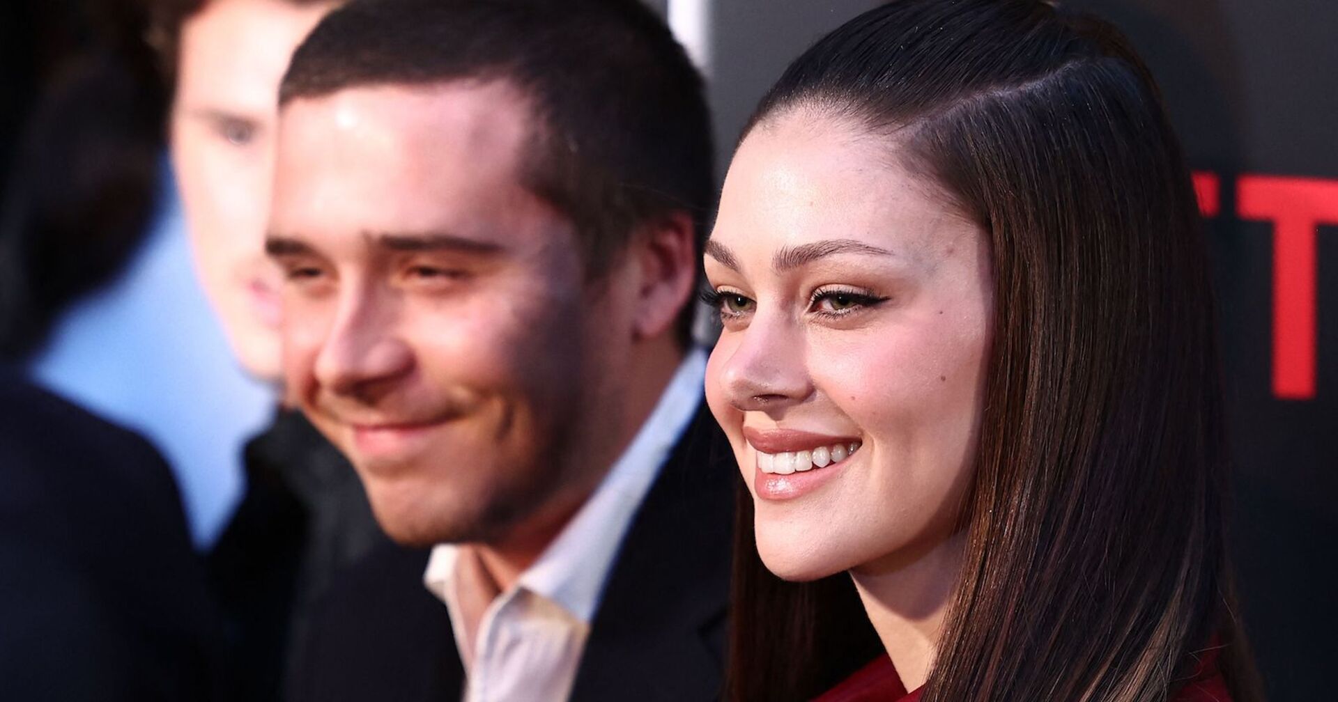 Brooklyn Beckham mit seiner Ehefrau Nicola auf dem roten Teppich.