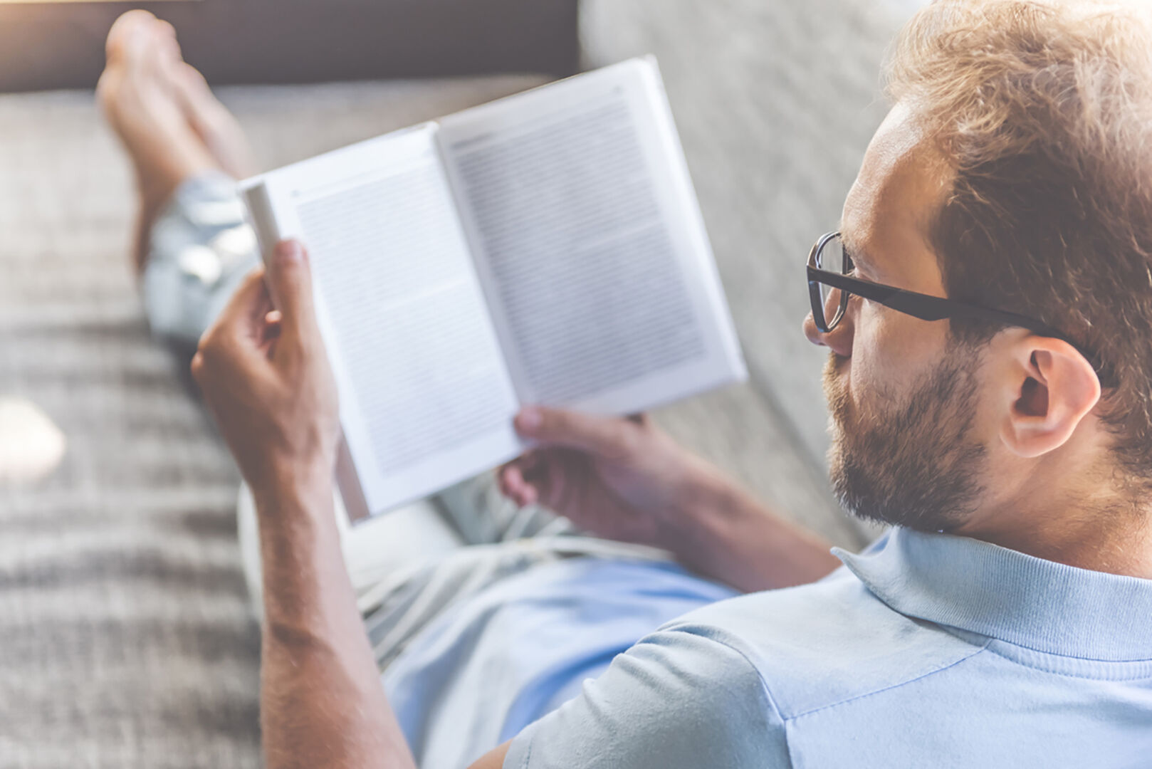 Mann liest ein Buch | Credit: iStock.com/vadimguzhva