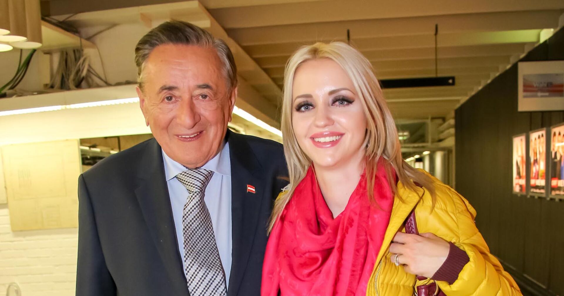 Richard Lugner trägt ein blaues Sakko und Cathy Lugner einen pinken Schal und eine gelbe Jacke.