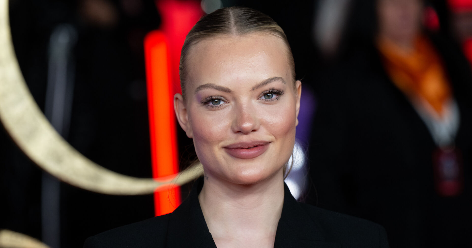 Cheyenne Ochsenknechtbei einem Event mit einem strengen, zurückgelegten Zopf.