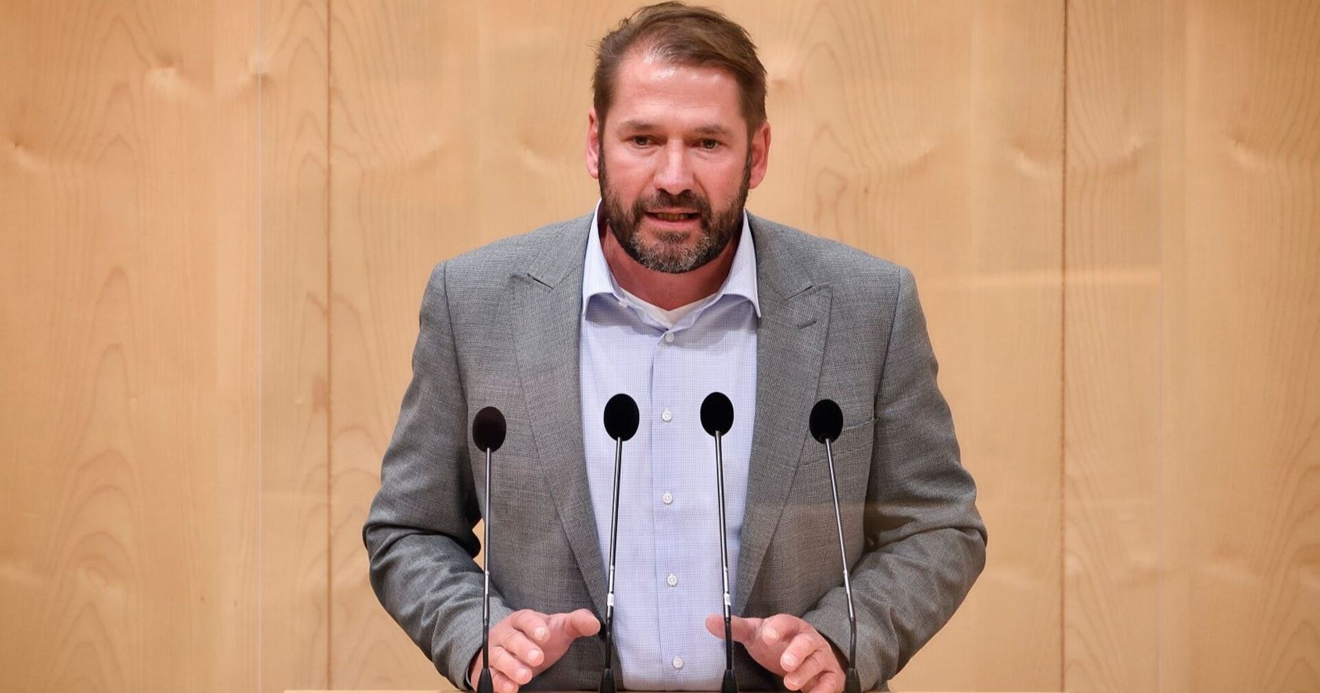 Clemens Stammler am Rednerpult im Parlament