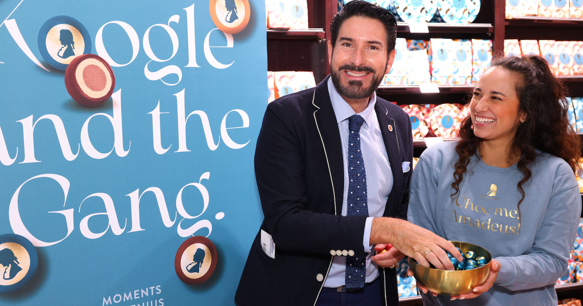 Bariton Clemens Unterreiner greift im Meinl am Graben zu Schokolade-Kugeln | Credit: Ludwig Schedl