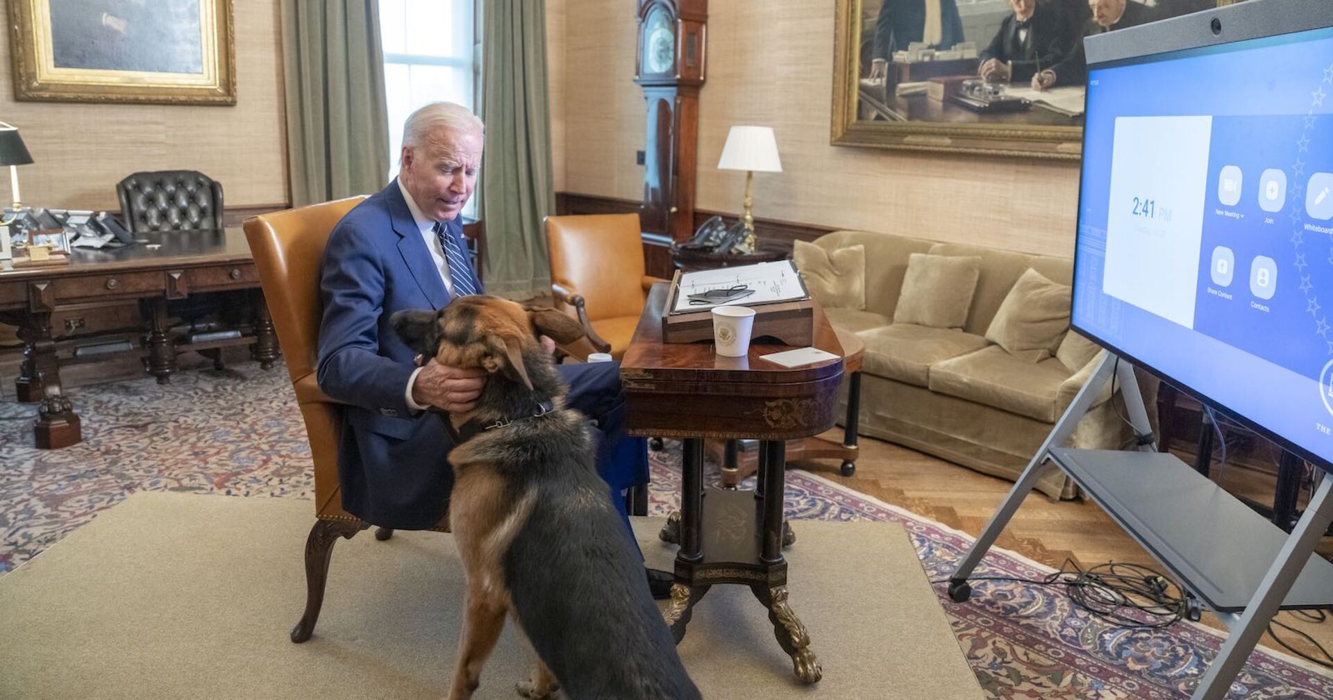 US-Präsident Joe Biden streichelt seinen Hund &quot;Commander&quot;.
