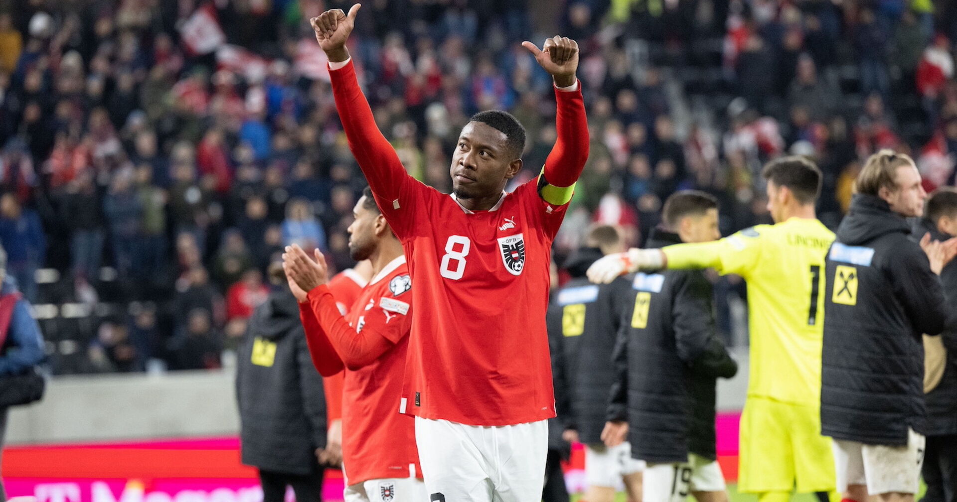 David Alaba zeigt &quot;Daumen nach oben&quot;