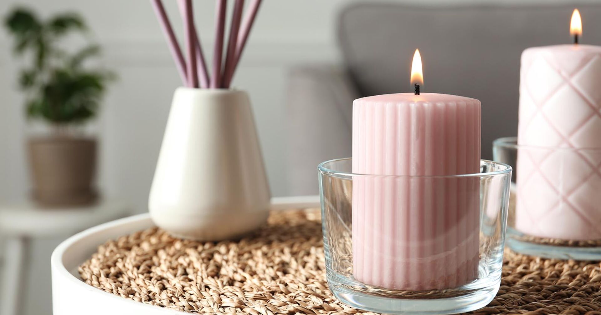 Duftkerze steht auf einem Tisch | Credit: iStock.com/Liudmila Chernetska