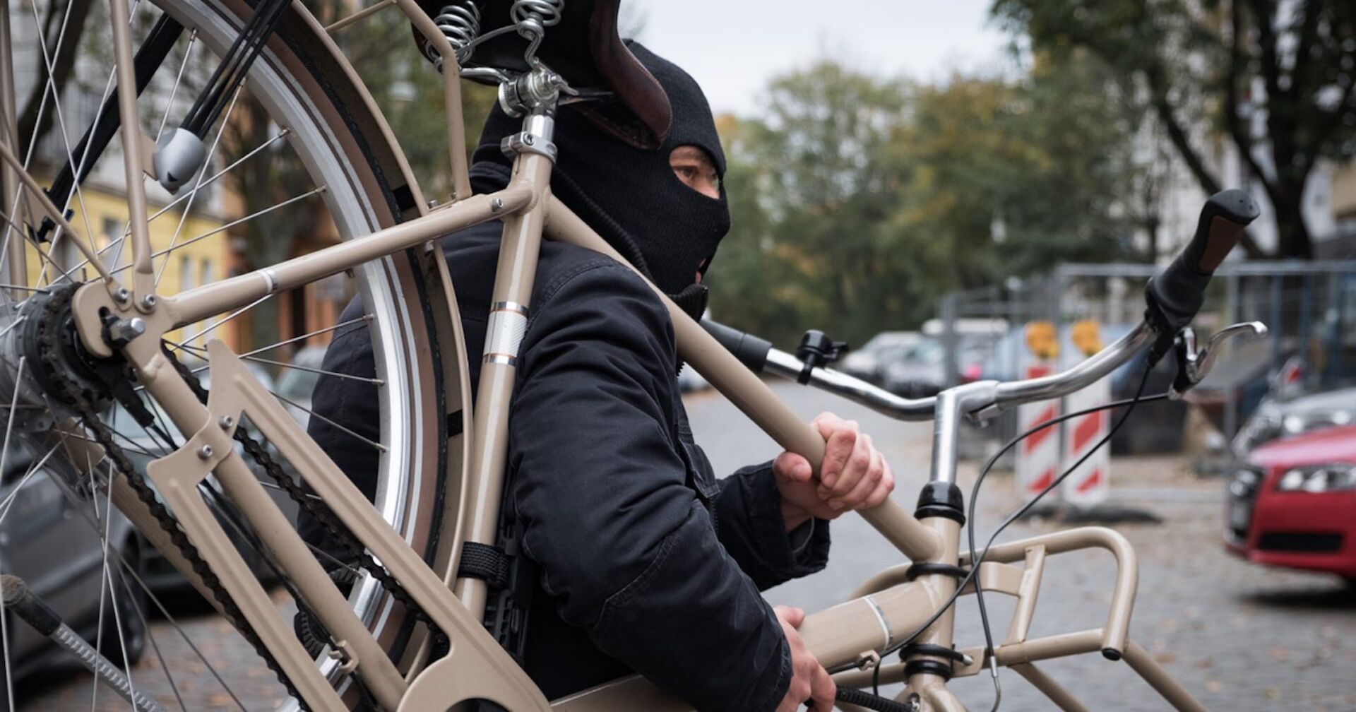 Ein Dieb stiehlt ein Fahrrad.