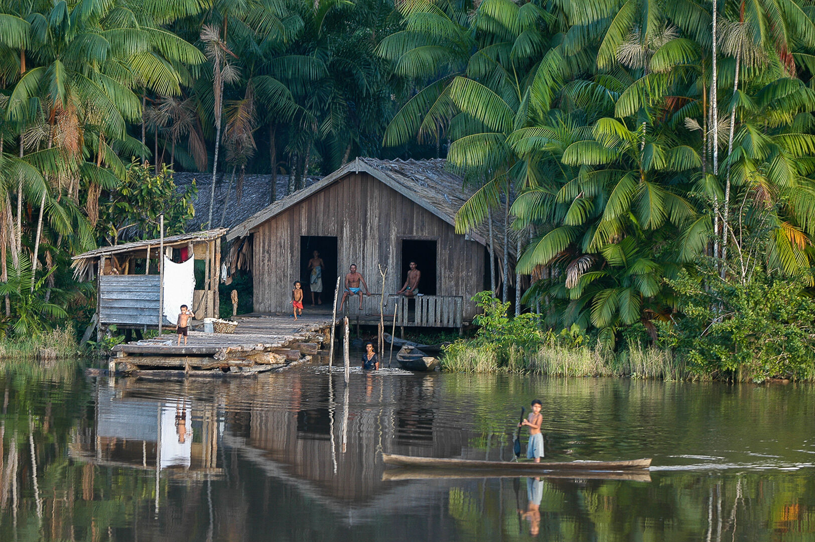 Familien im Amazonas | Credit: iStock.com/J Brarymi