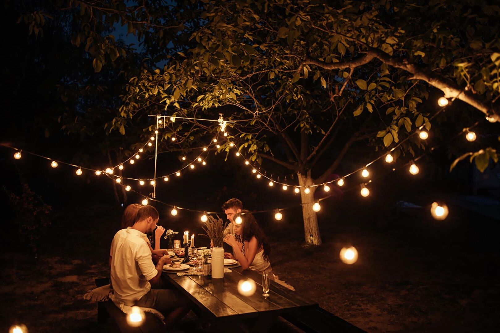 Garten abends mit Beleuchtung | Credit: iStock.com/bernardbodo