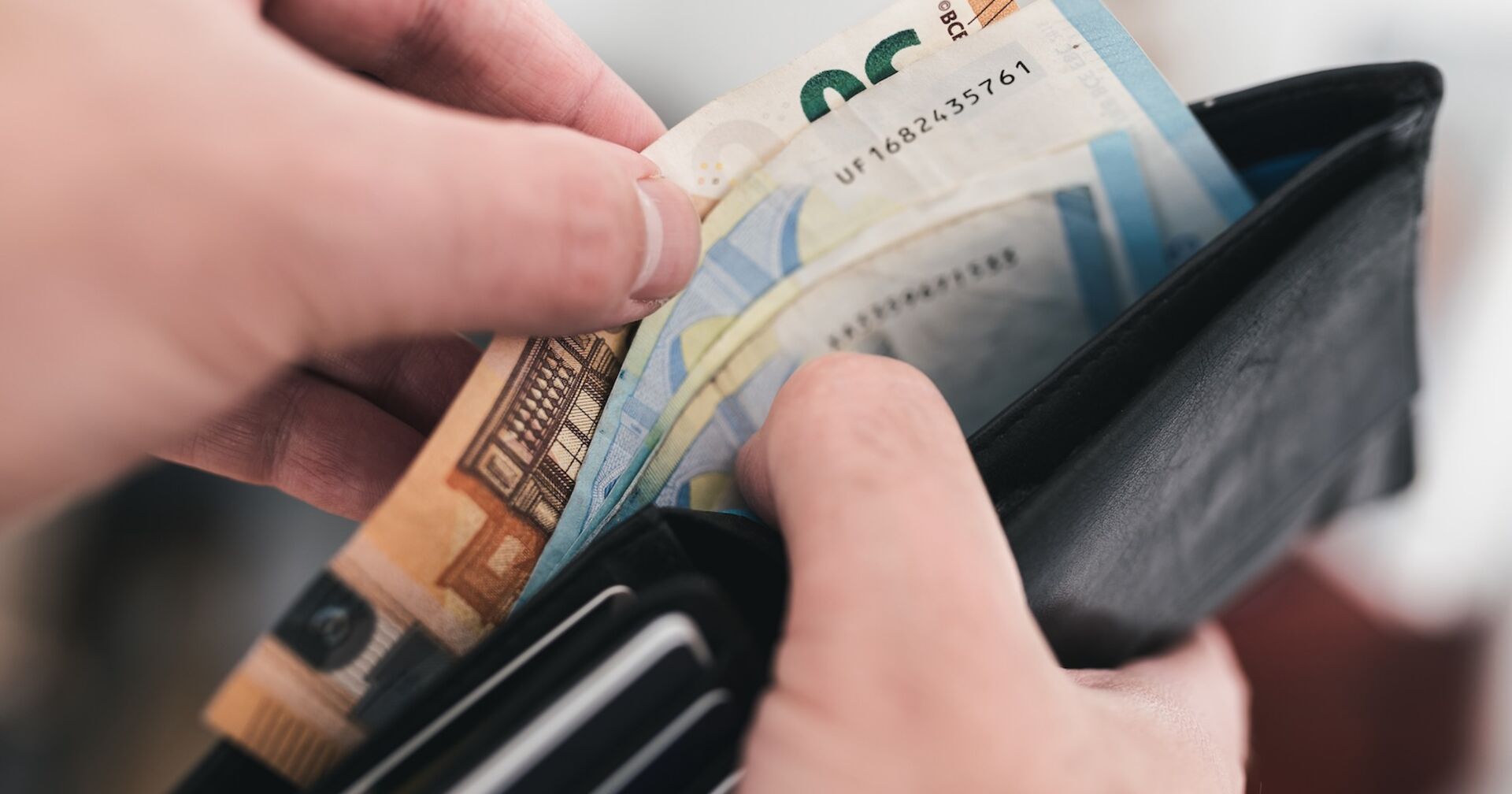 Geld in einer Geldbörse.