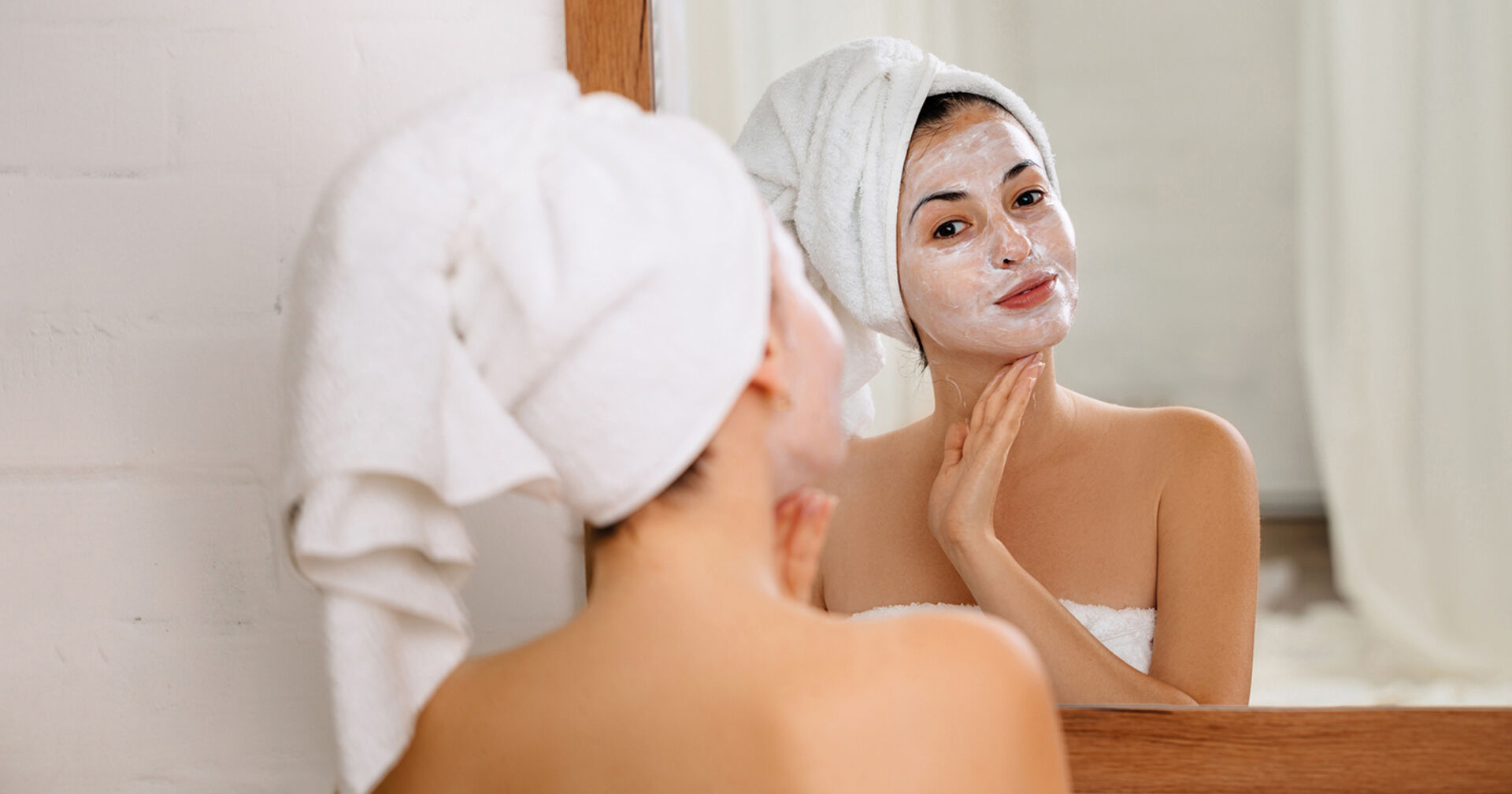 Frau trägt Aspirinmaske auf | Credit: iStock.com/Erstudiostok