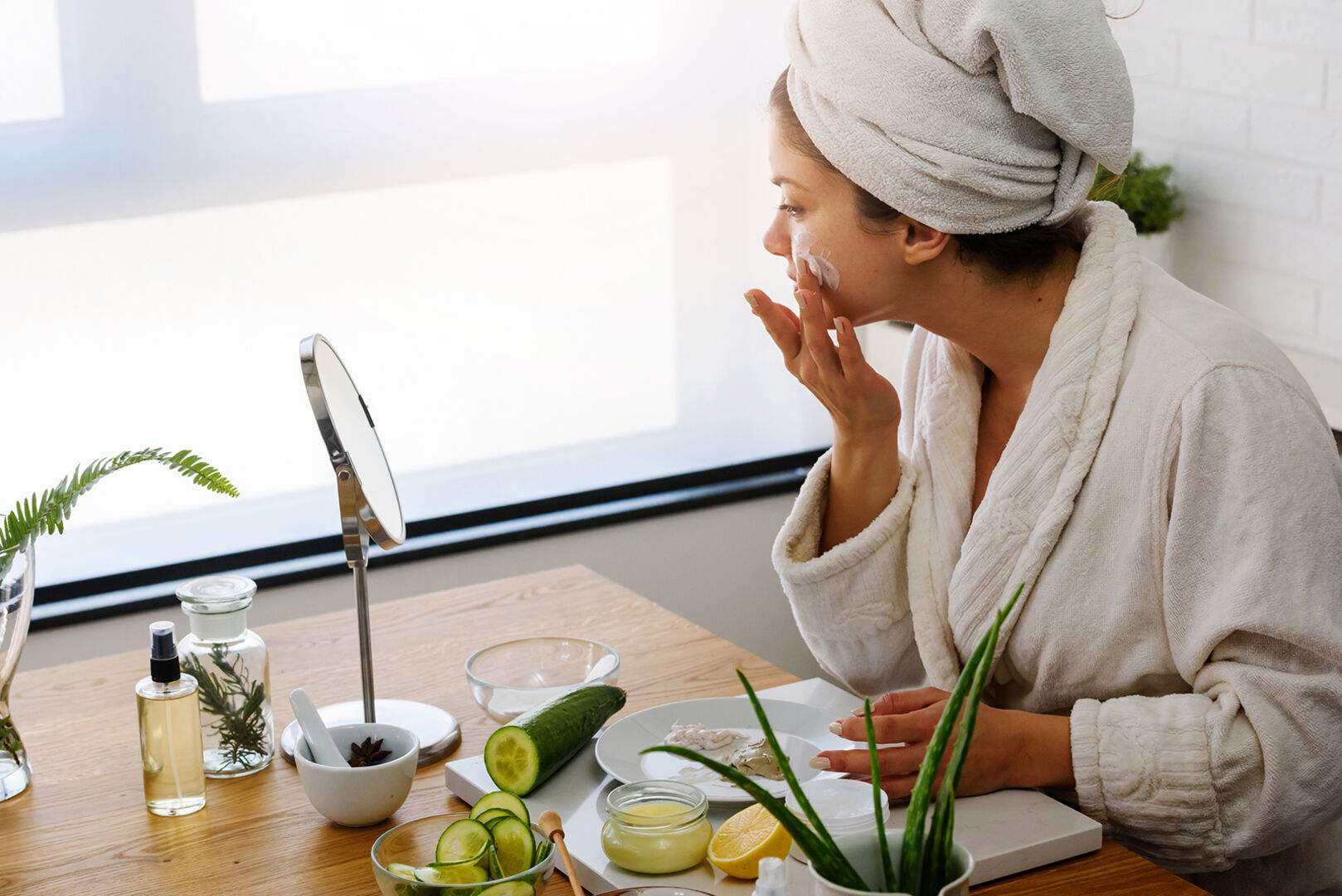 Frau trägt Gesichtsmaske auf | Credit: iStock.com/Lordn
