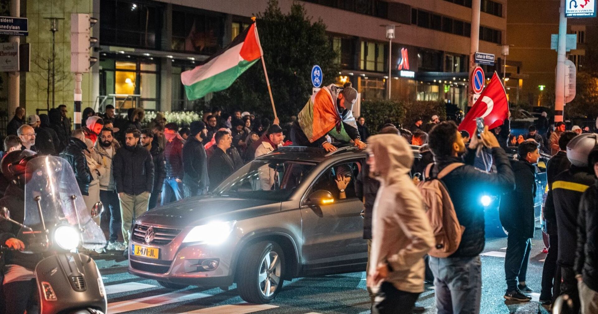 Menschen demonstrieren nach dem Angriff auf ein Krankenhaus im Gazastreifen. Sie schwenken Fahnen.