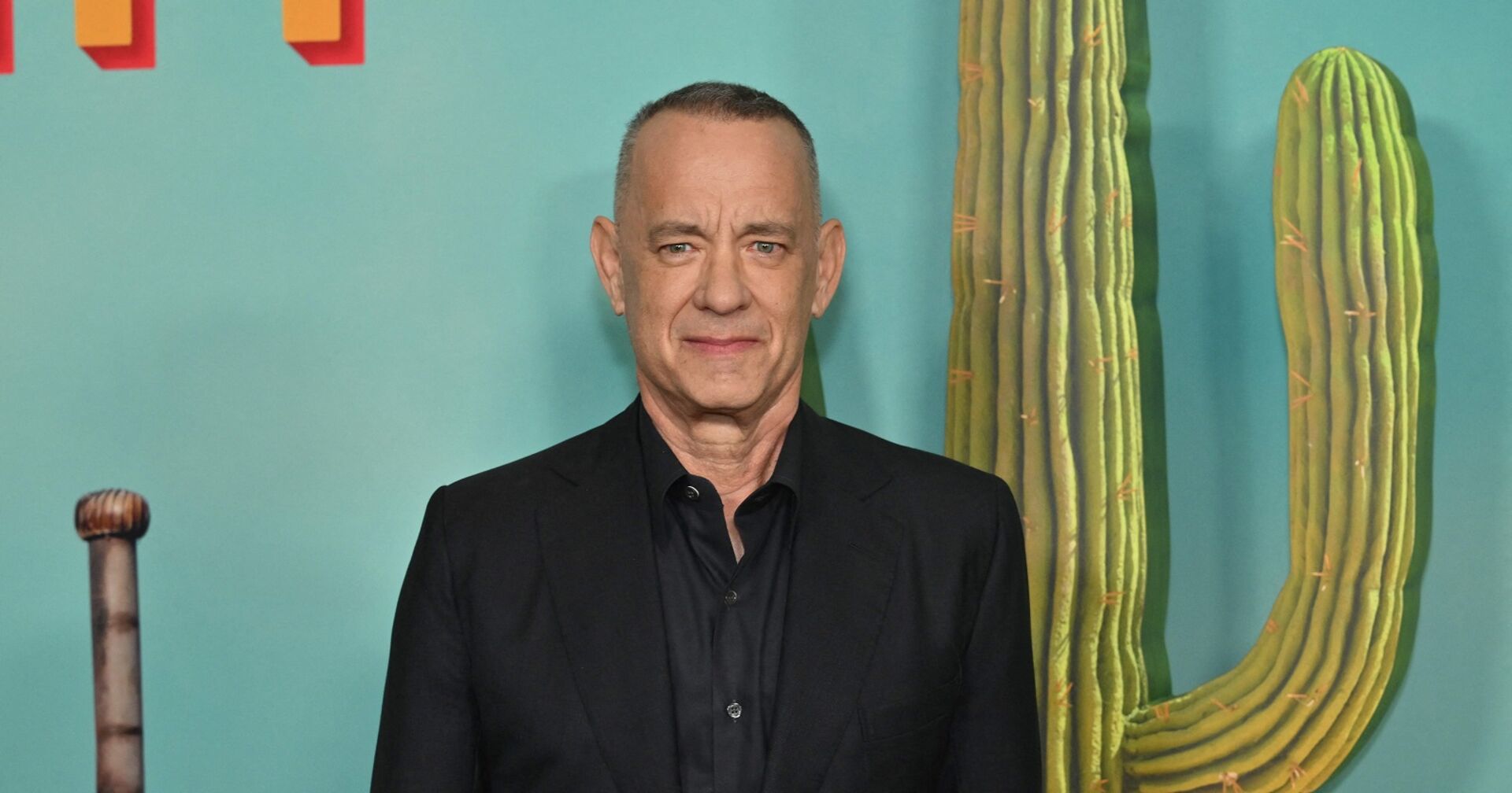 Tom Hanks vor seinem Filmplakat &quot;Asteroid City&quot;