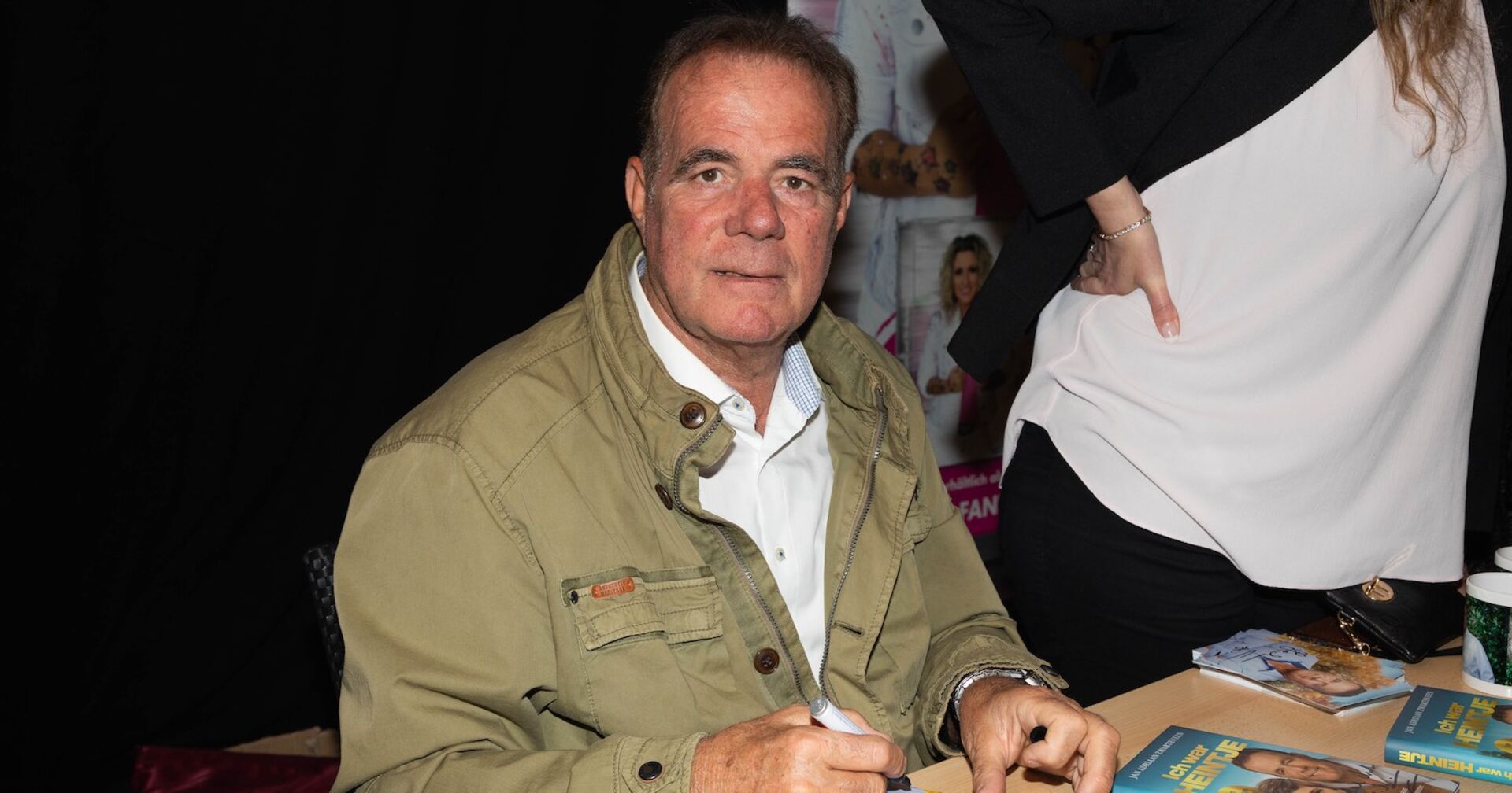 Heintje unterschreibt Autogramme für seine Fans.