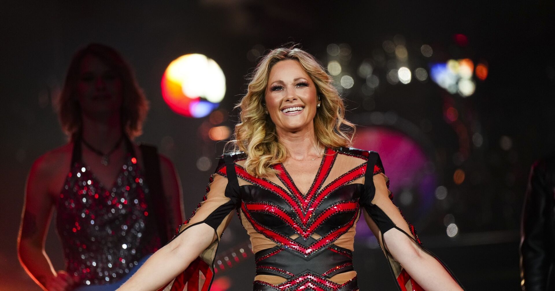 Helene Fischer in einem rot-schwarzen Kostüm mit Cut-Outs