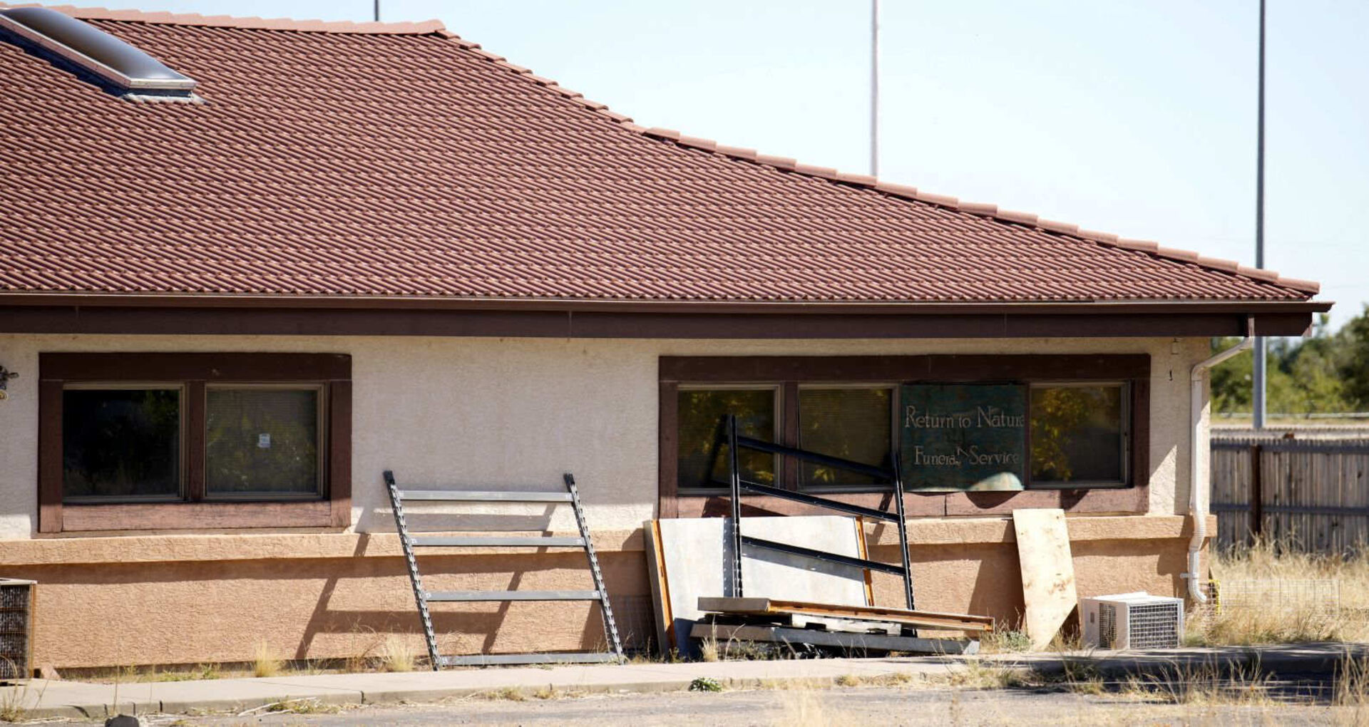 Außenansicht des Bestattungsunternehmens, in dem die Leichen gefunden wurden.