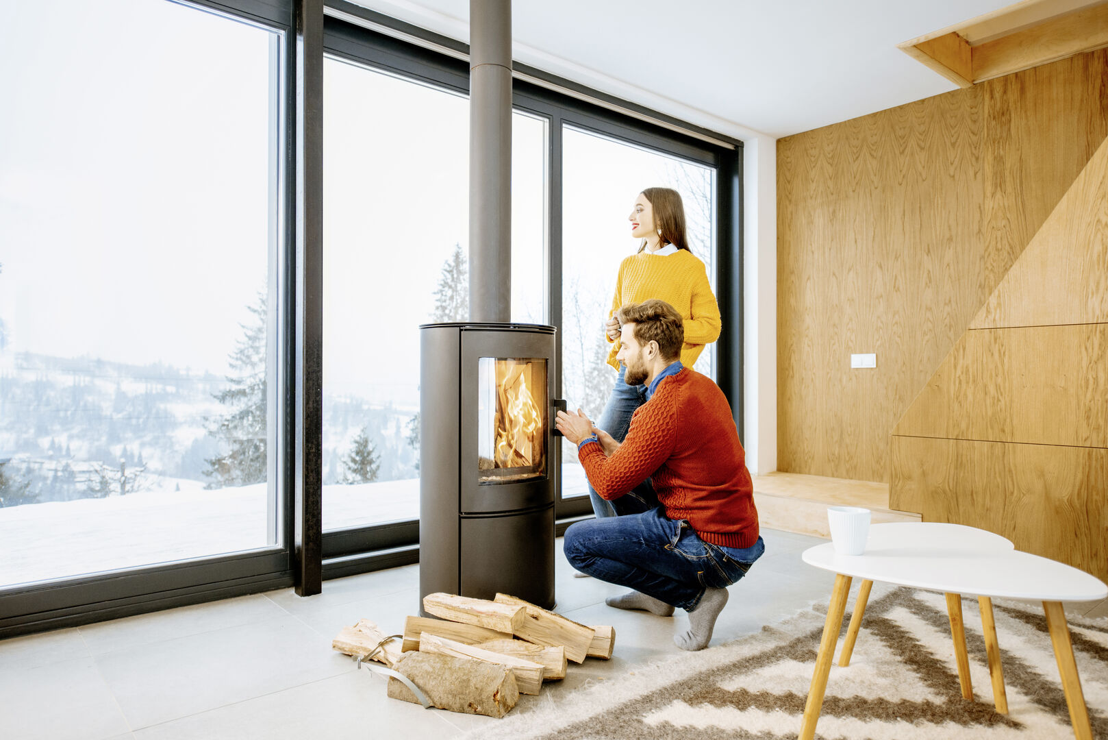 Paar vor Kamin Winter