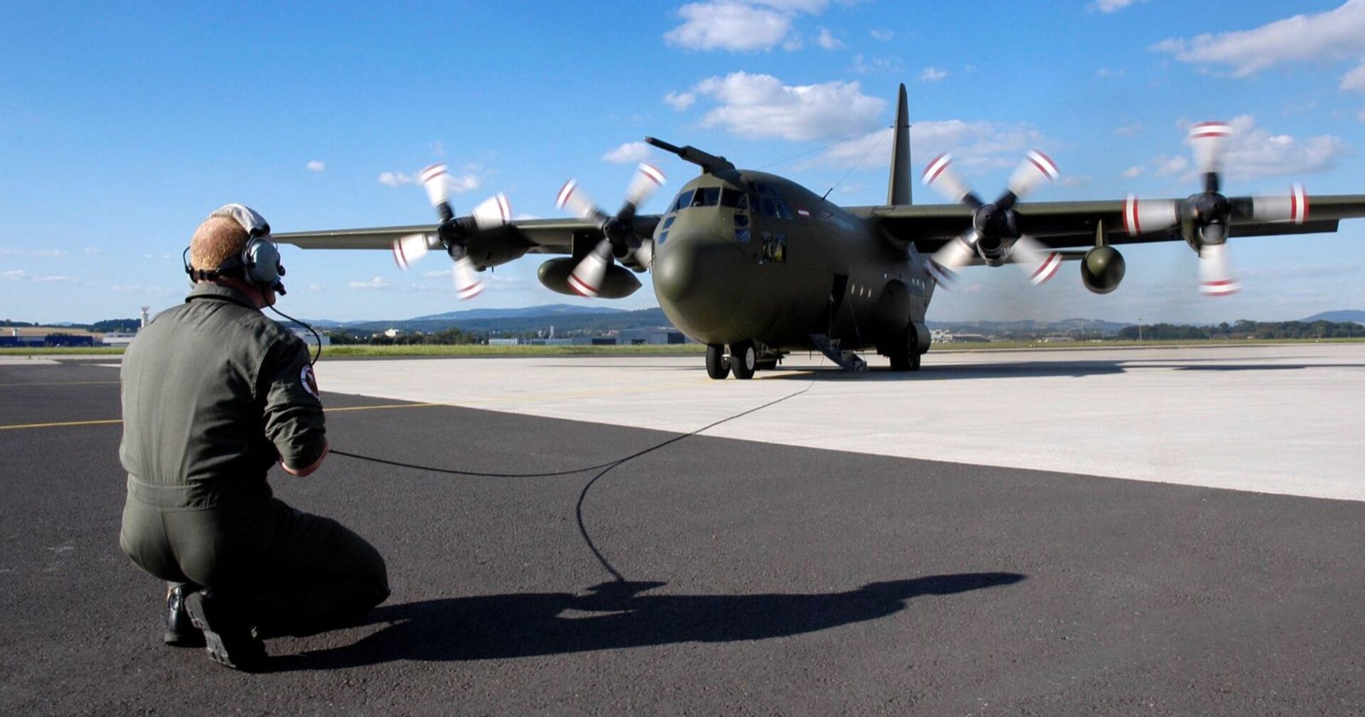 Bodenpersonal bereitet den Start des Transportflugzeugs C-130, genannt Hercules, vor.