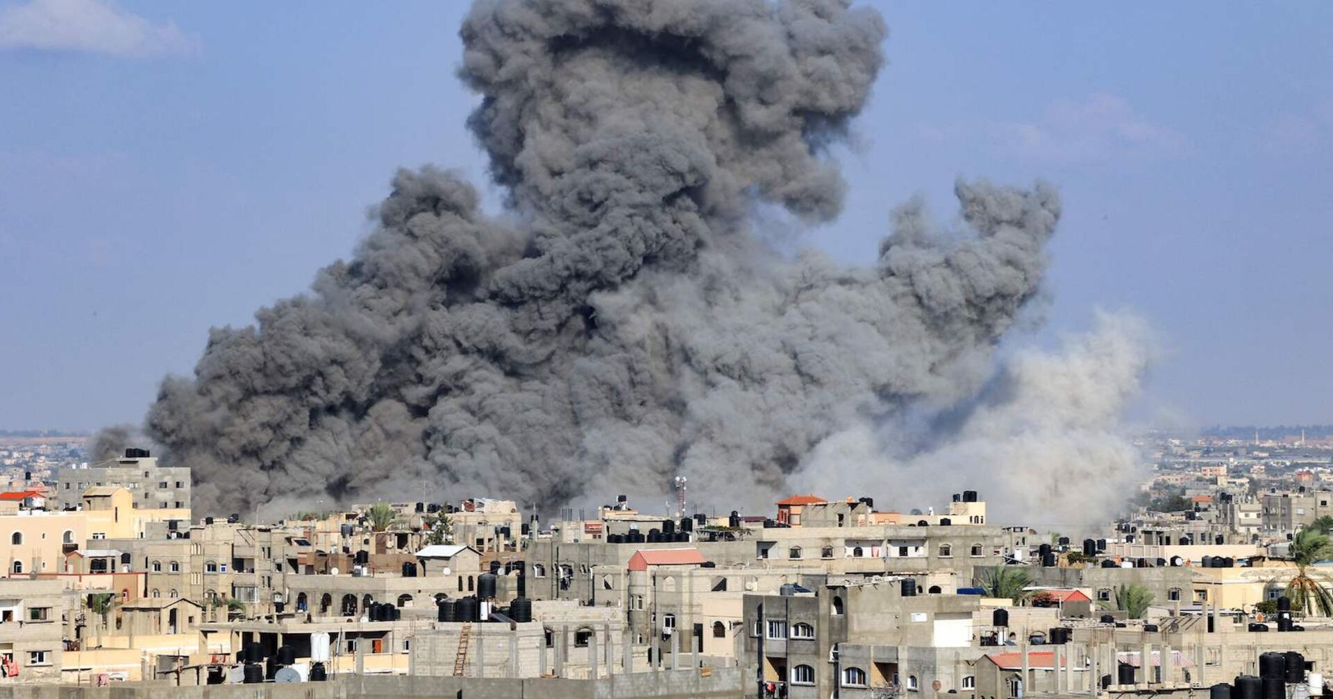 Dunkle Rauchwolke über dem Gaza-Streifen.