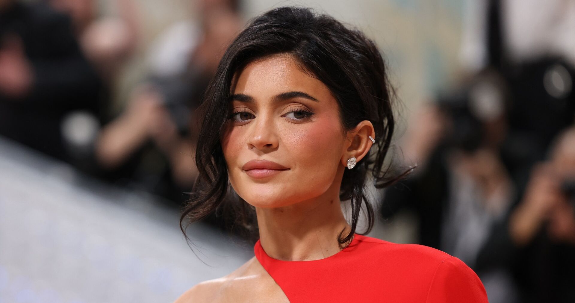 Kylie Jenner im roten Kleid und einer Hochsteckfrisur